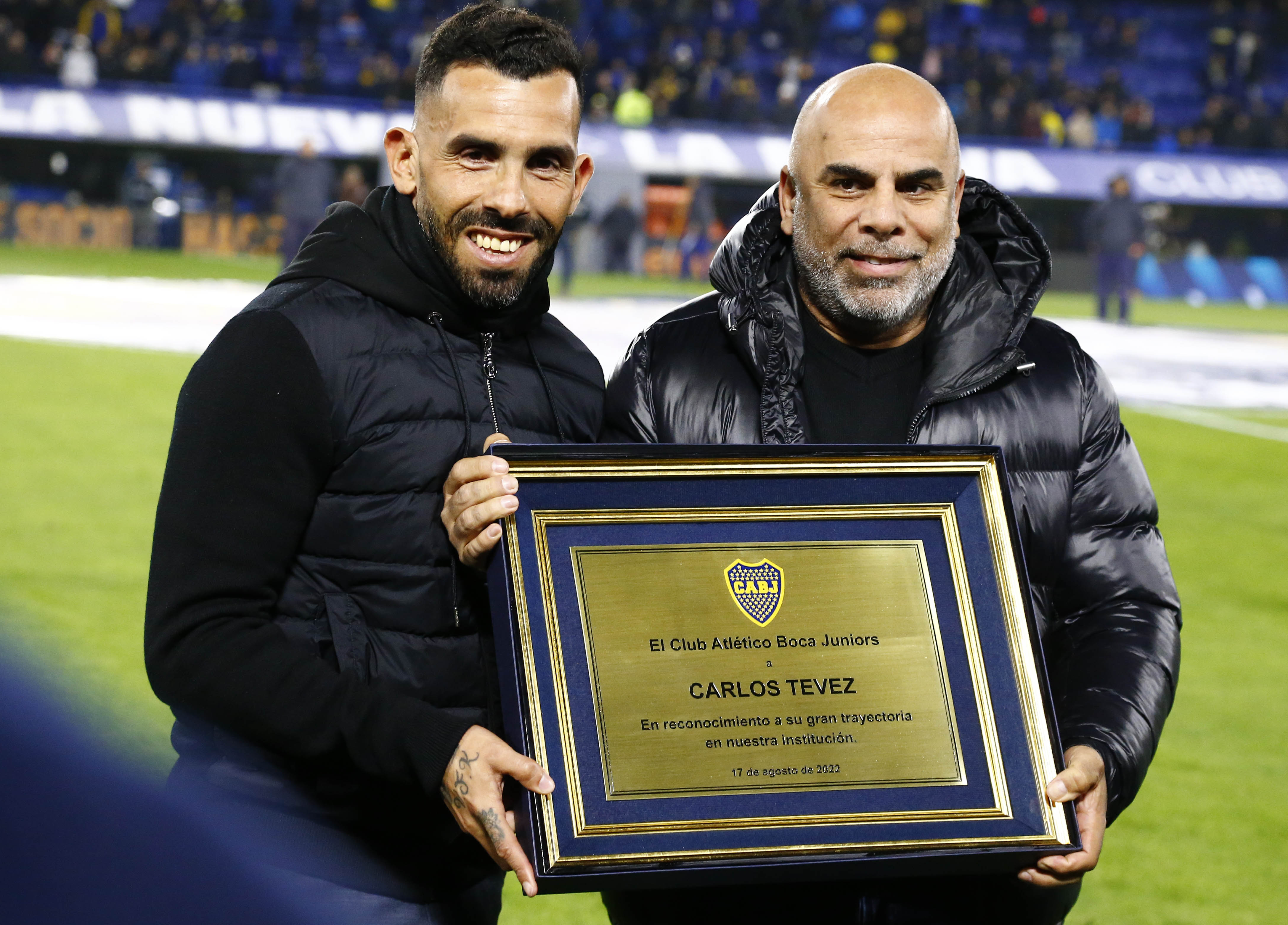 Tevez and the plaque he received from Chicho Serna 