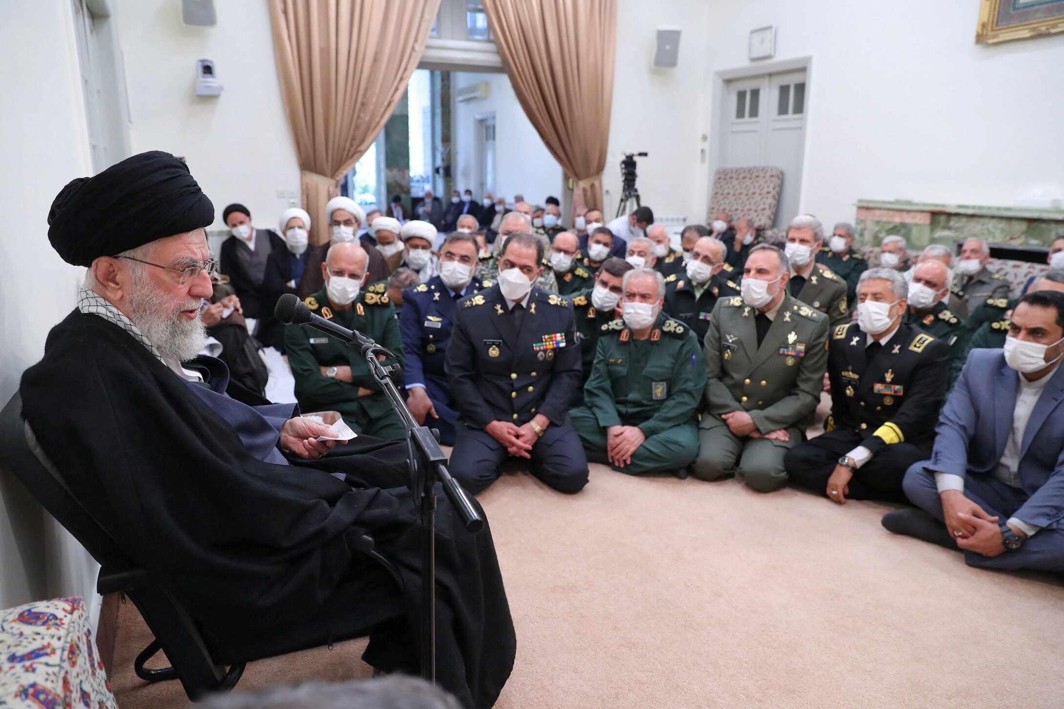 El Líder Supremo de Irán, Ayatolá Ali Khamenei, habla durante una reunión con oficiales militares en Teherán, Irán, 16 de abril de 2023. (Oficina del Líder Supremo iraní/WANA)