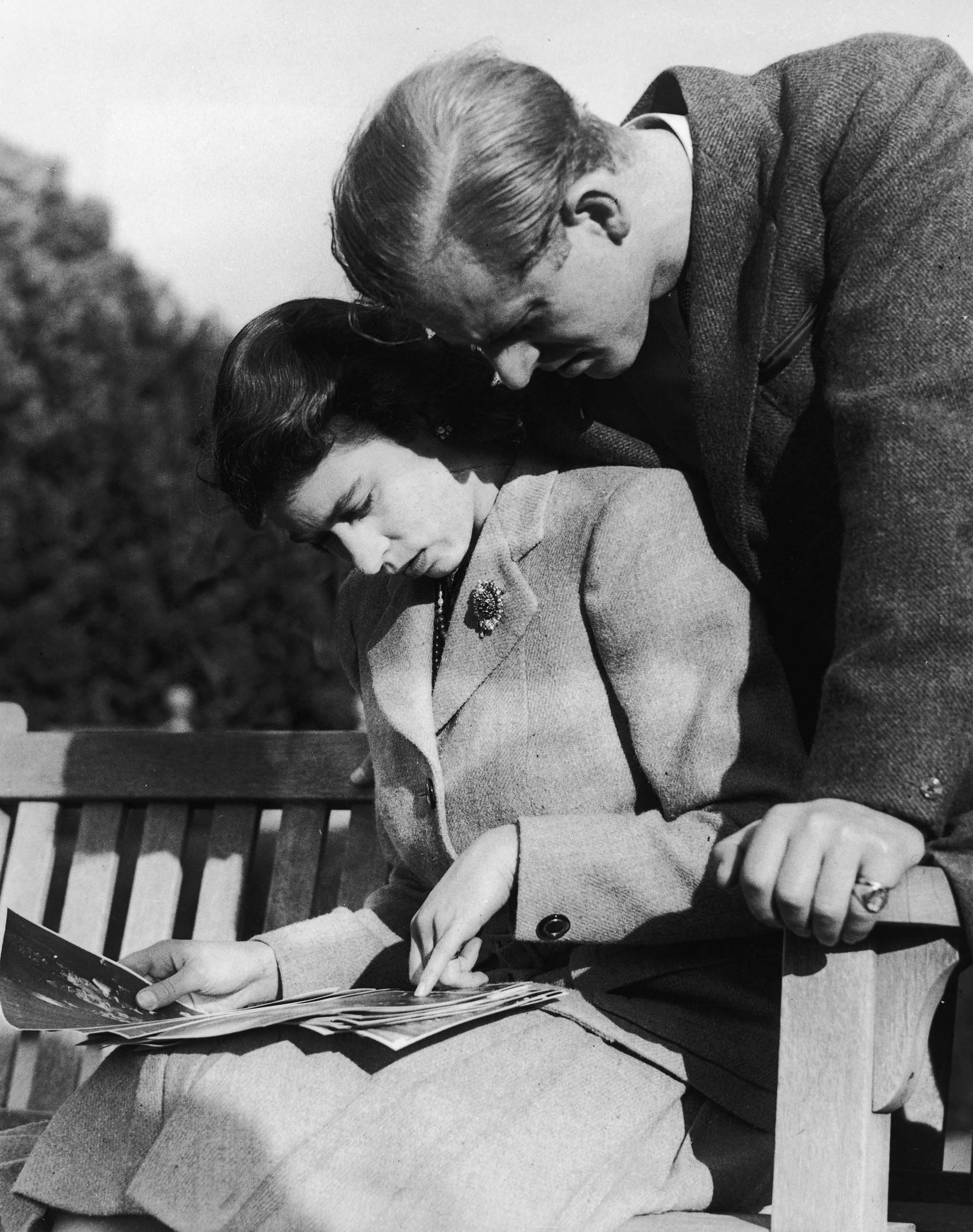 La princesa Isabel (más tarde reina Isabel II) y su marido, Philip Mountbatten, estudian las fotografías de su boda durante su luna de miel en Romsey, Hampshire, en noviembre de 1947. (Photo by Keystone/Hulton Archive/Getty Images)