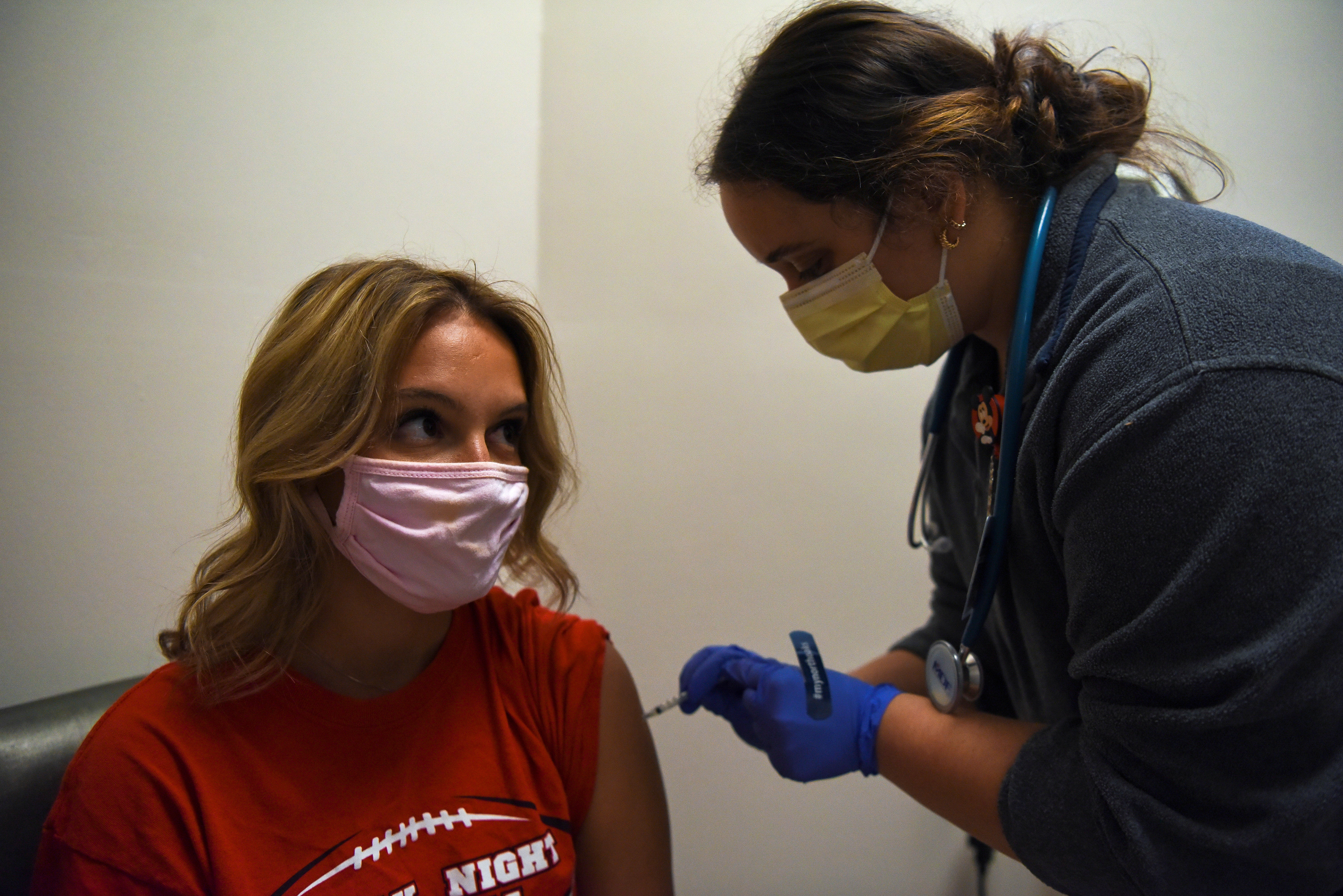 Una mujer es vacunada en Hammond, Louisiana (REUTERS/Callaghan O'Hare)