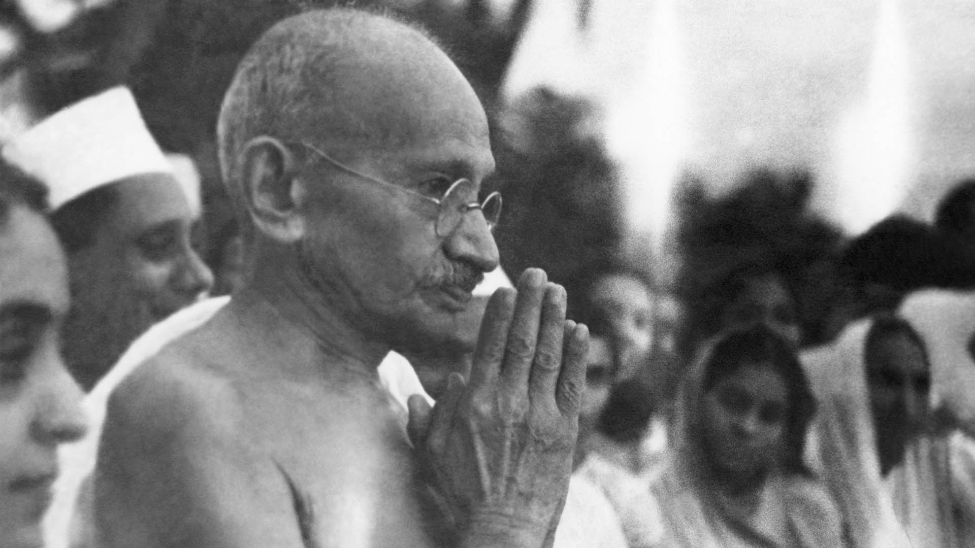 El estadista y activista indio Mohandas Karamchand Gandhi (1869 - 1948) saluda a la gente en Juhu Beach, Mumbai, mayo de 1944. (Foto de Dinodia Photos/Getty Images)
