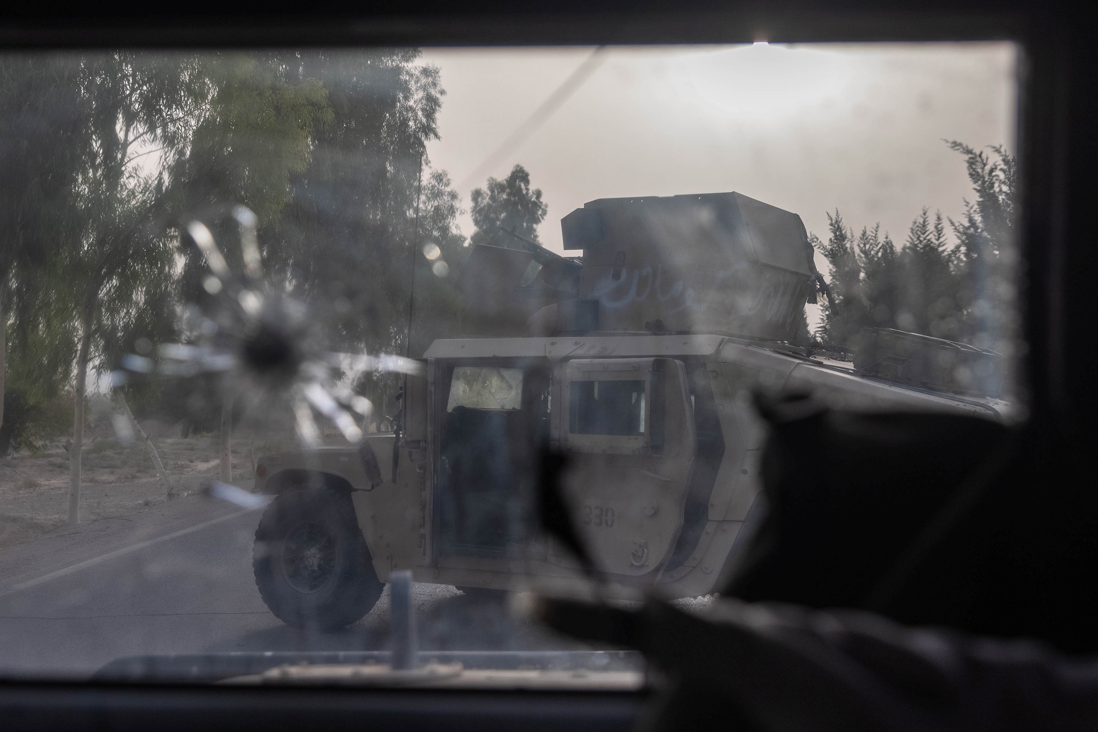 Un humvee de las fuerzas especiales afganas se ve destruido durante los fuertes enfrentamientos con los talibanes durante la misión de rescate de un oficial de policía asediado en un puesto de control, en la provincia de Kandahar, Afganistán, el 13 de julio de 2021. 