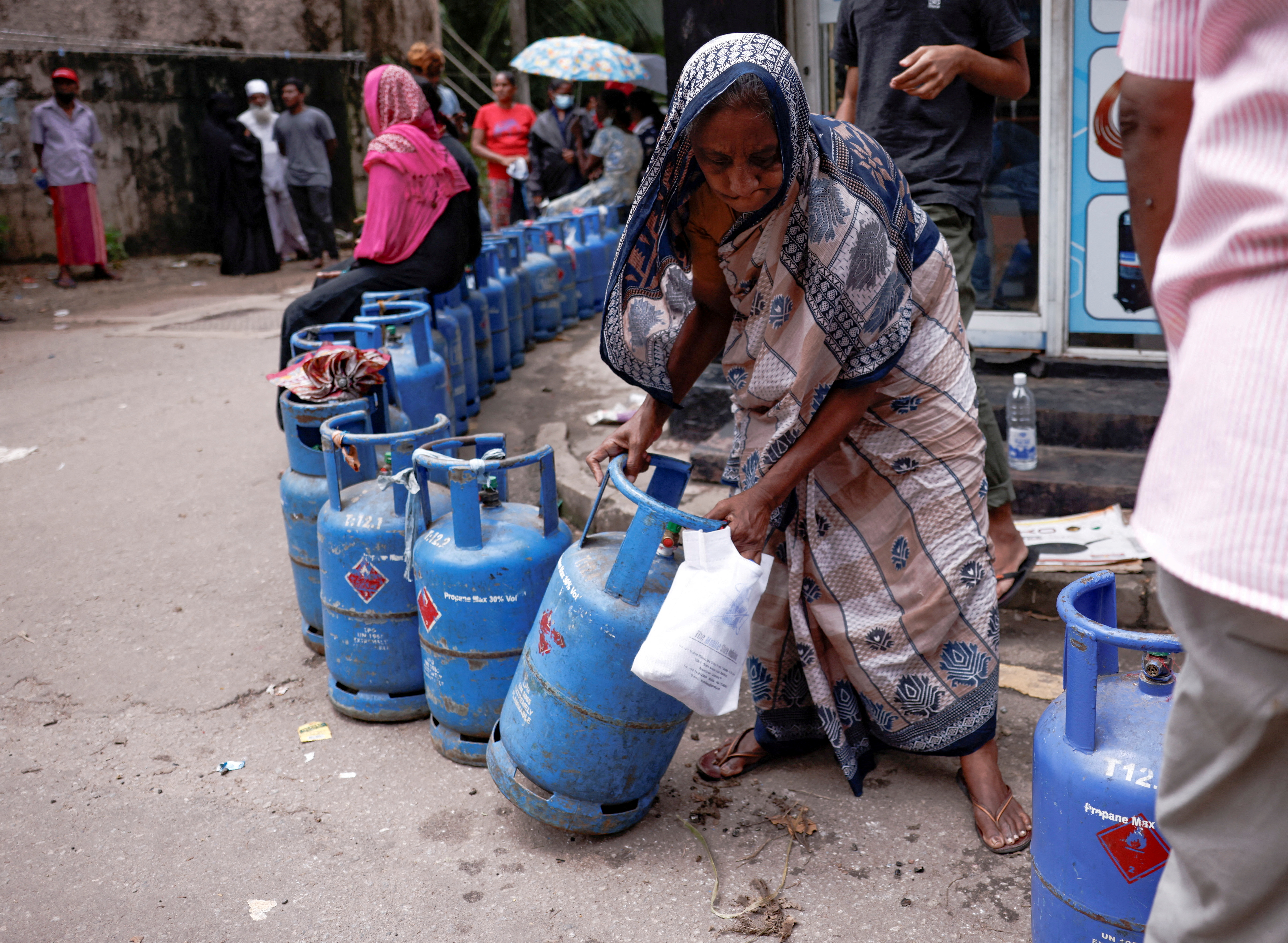 El combustible es otro de los productos escasos en el país al punto de causar una crisis social profunda. 

Sri Lanka, June 1, 2022. REUTERS/Dinuka Liyanawatte/File Photo/File Photo