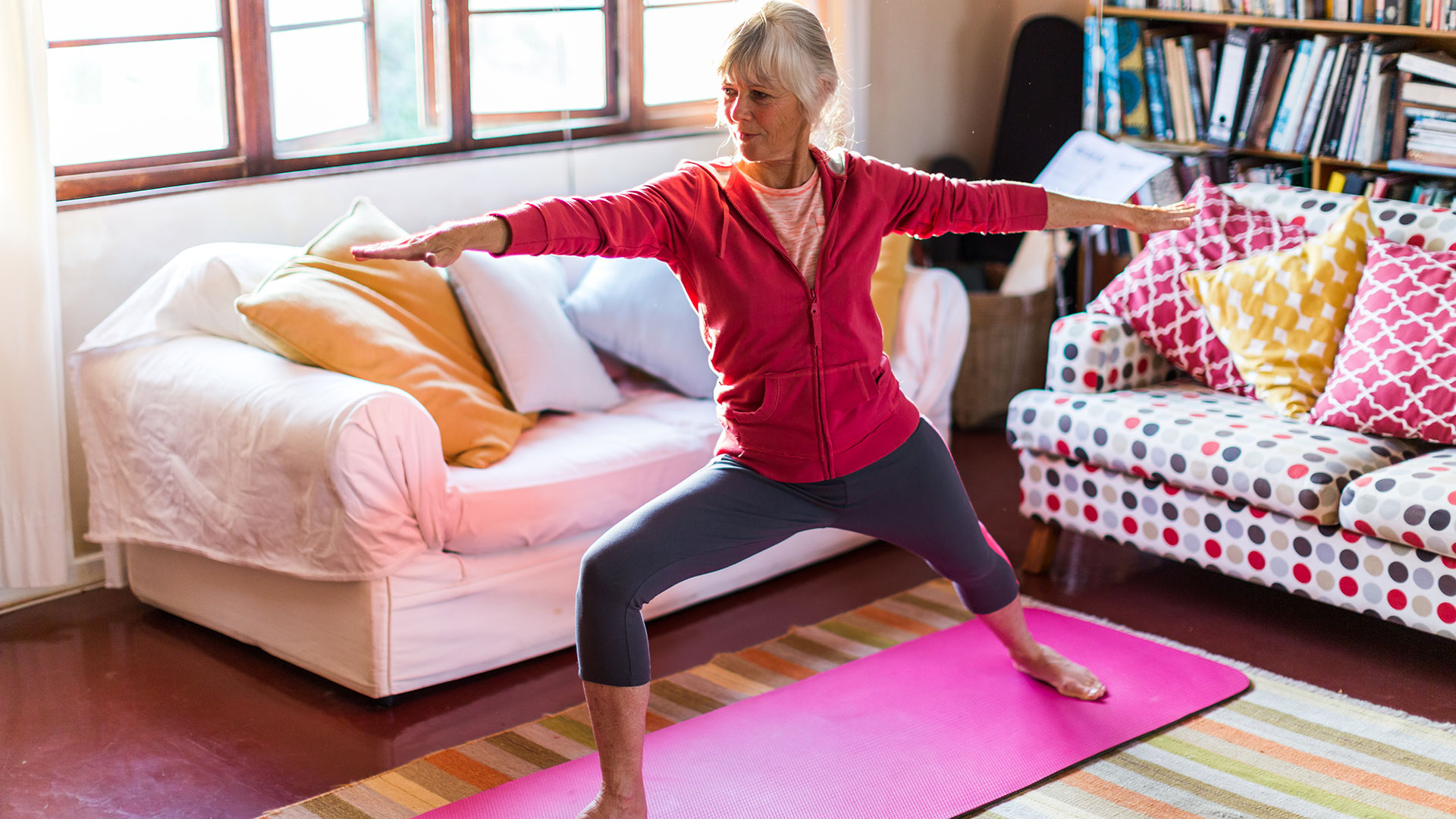 Actividades como el yoga pueden ayudar a moderar el estrés y a relajar los músculos (Getty)