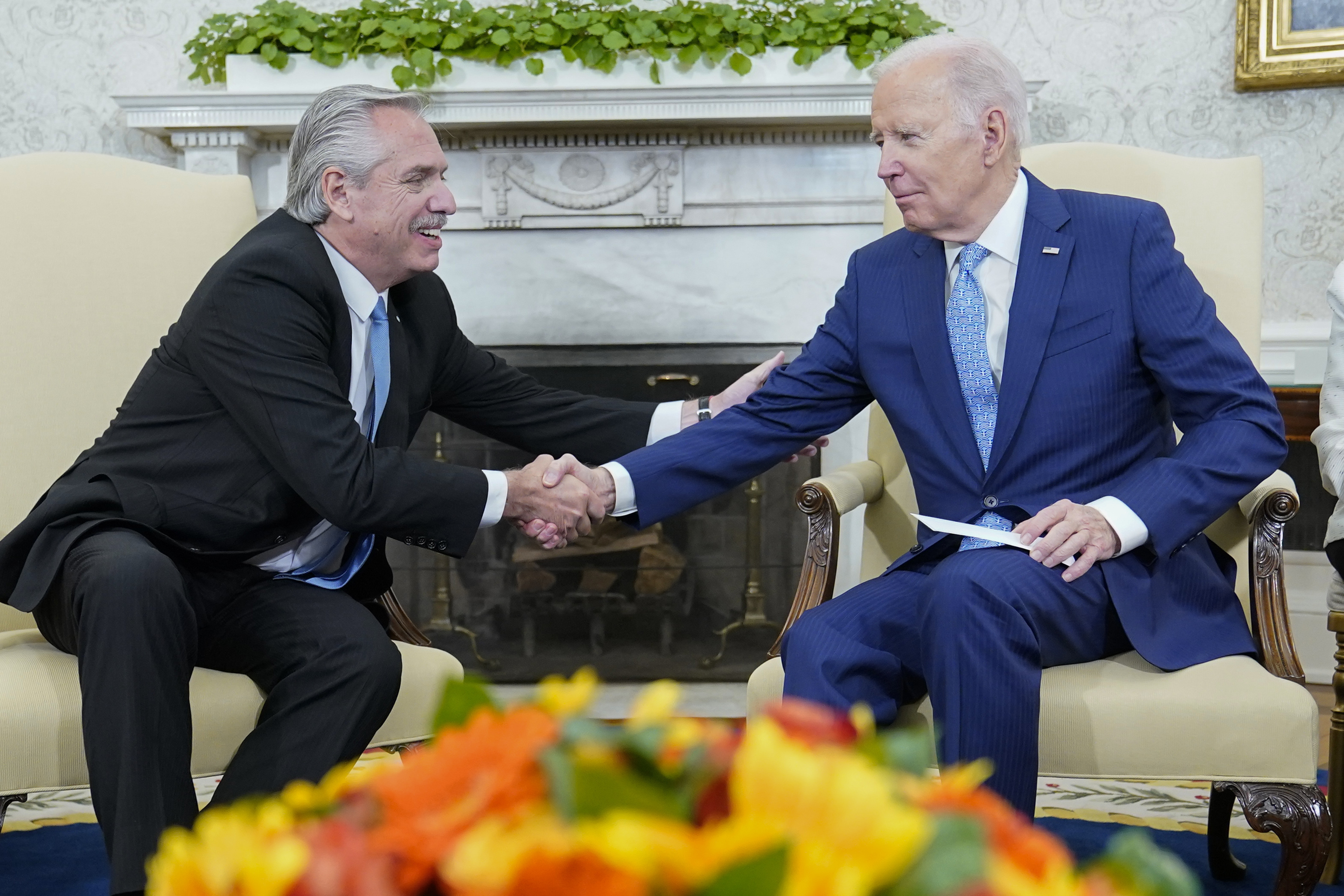 El presidente Joe Biden junto a Alberto Fernández en la Oficina Oval de la Casa Blanca en Washington (AP Foto/Susan Walsh)