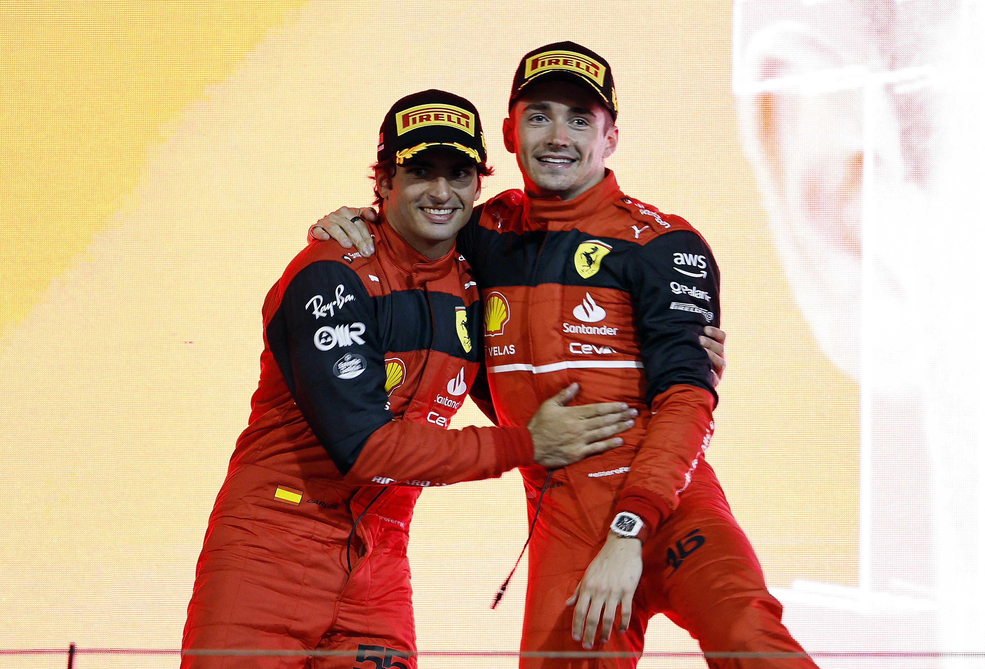 Carlos Sainz y Charles Leclerc celebran en el podio. Desde 2004, en la época de Schumacher, que Ferrari no arrancaba con un 1-2 (REUTERS/Hamad I Mohammed)