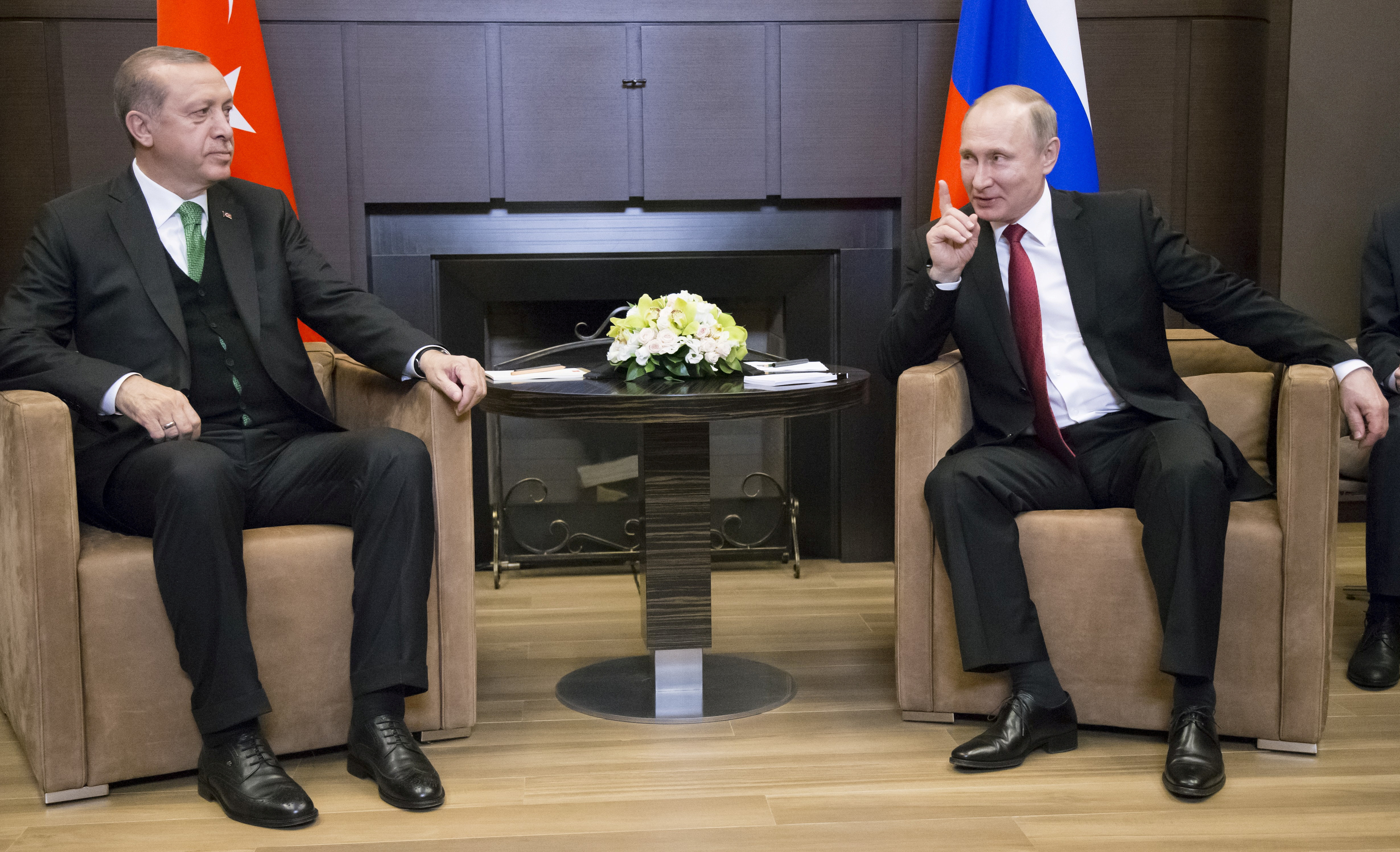FOTO DE ARCHIVO: El presidente ruso Vladimir Putin (derecha) se reúne con su homólogo turco Tayyip Erdogan en Sochi, Rusia, el 3 de mayo de 2017. REUTERS/Alexander Zemlianichenko/Pool//Foto de archivo