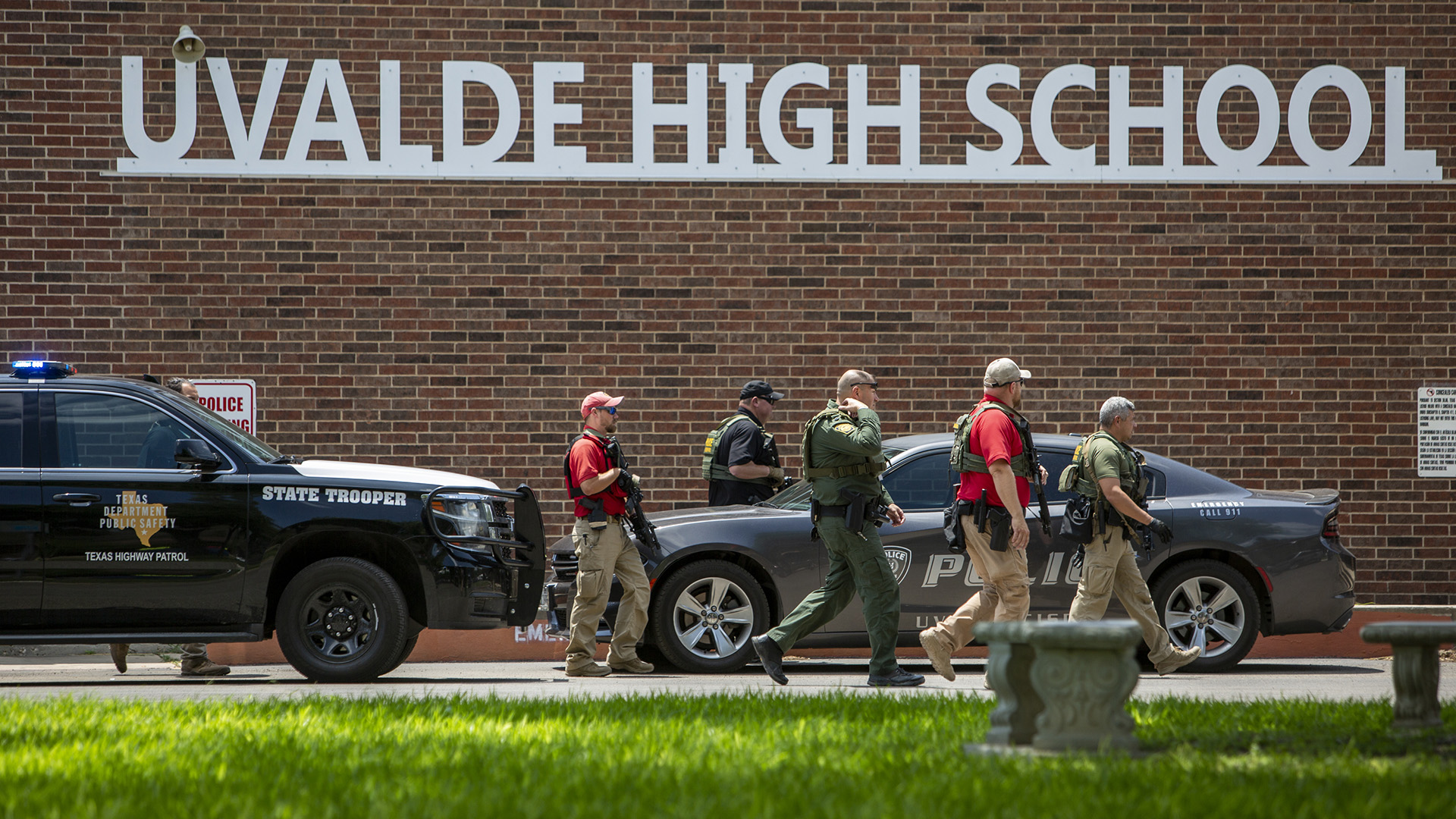 Personal de seguridad tras recibir un reporte de un tiroteo en una escuela secundaria (William Luther/The San Antonio Express-News via AP)