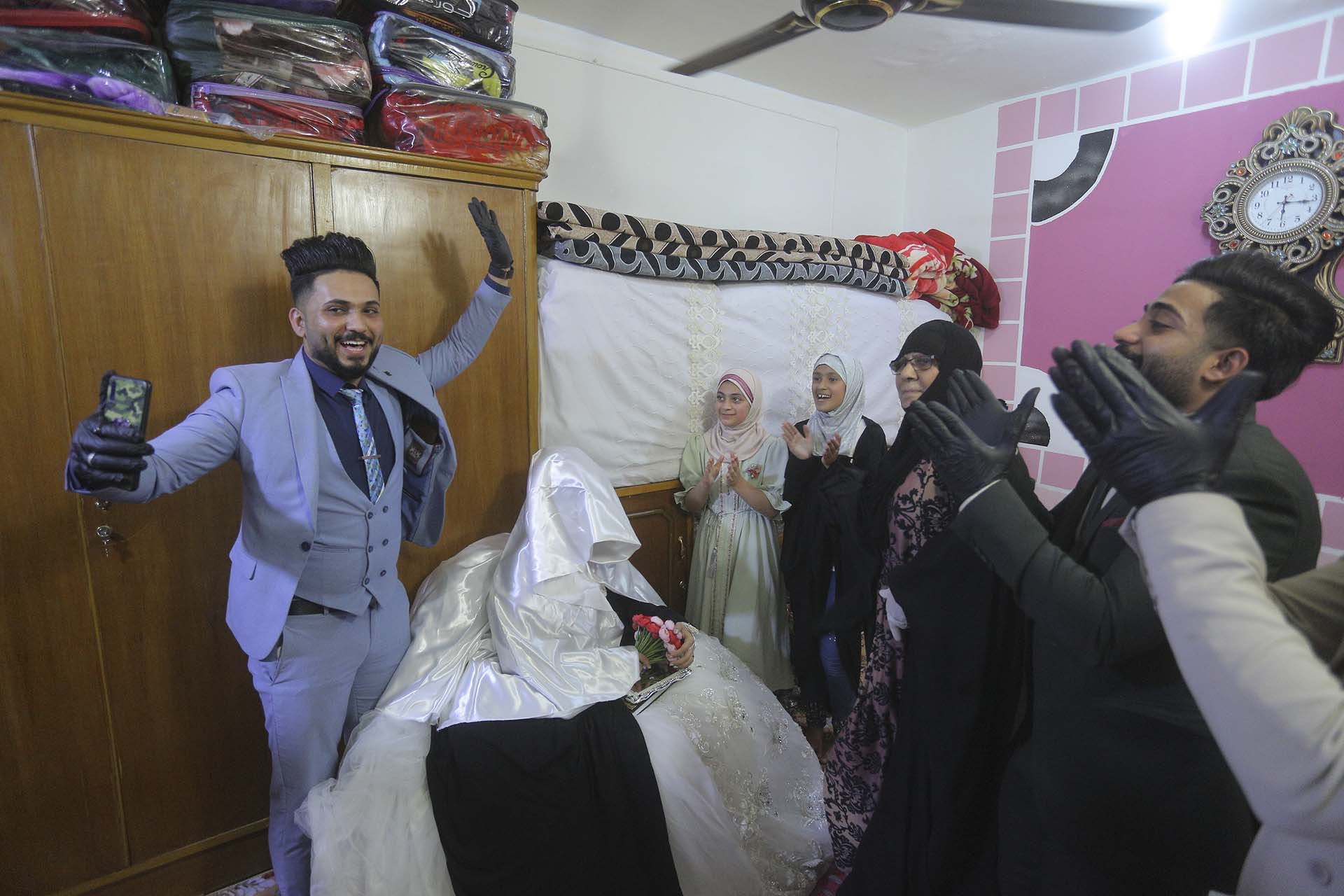 Ahmed Khaled al-Kaabi y su prometida Ruqaya Rahim celebran su boda en Najaf, Irak  (AP Photo/Anmar Khalil)
