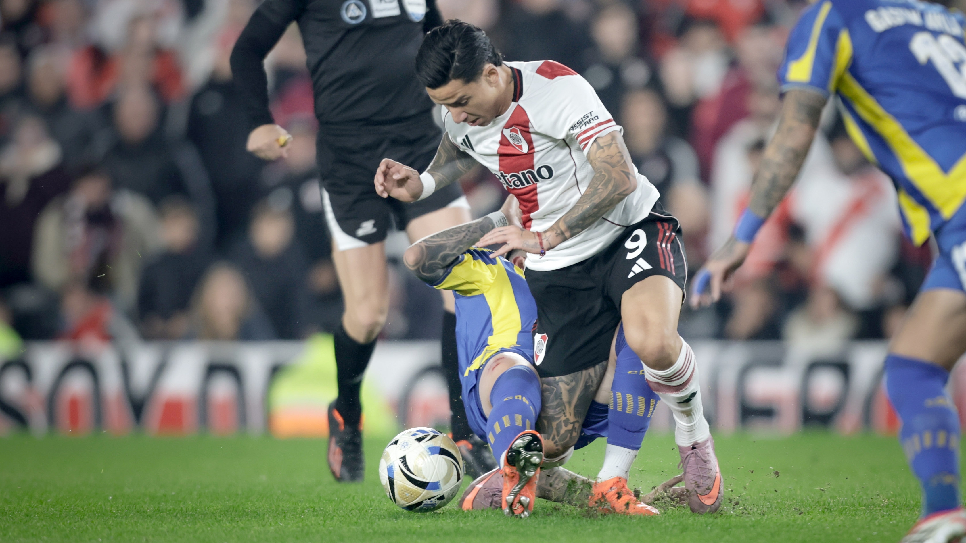 La reprobaci&oacute;n de los hinchas de River Plate a &Aacute;ngel Di Mar&iacute;a en la previa del partido contra Rosario Central