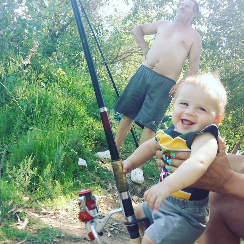 Lucio con su abuelo Ramón en un dia de pesca (Foto: Facebook Cristian Dupuy) 