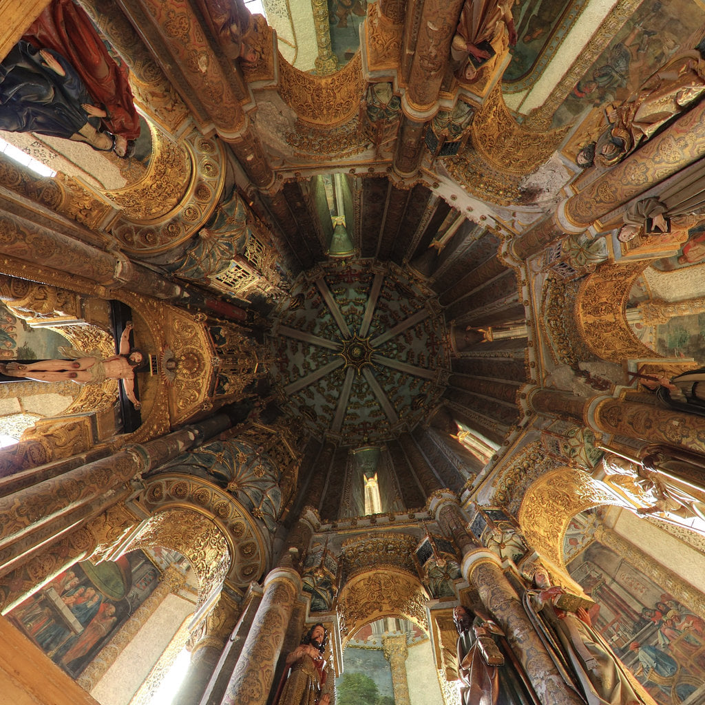 O interior é adornado com pinturas de artistas portugueses, e com algumas esculturas em madeira policromada (Foto: Convento de Cristo, Tomar)