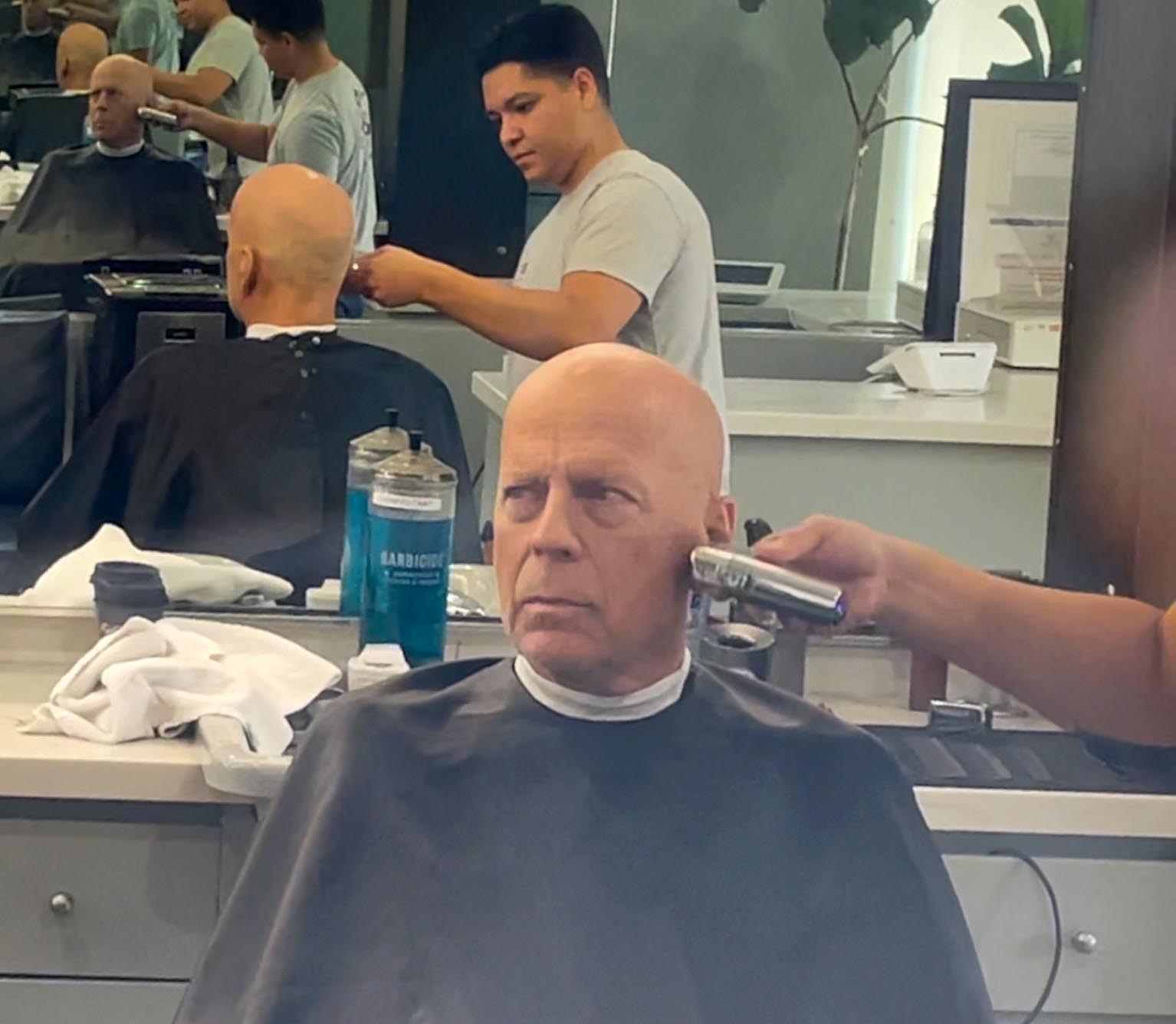 Tratamiento VIP para Bruce Willis y un amigo en una Barbería de Brentwood

