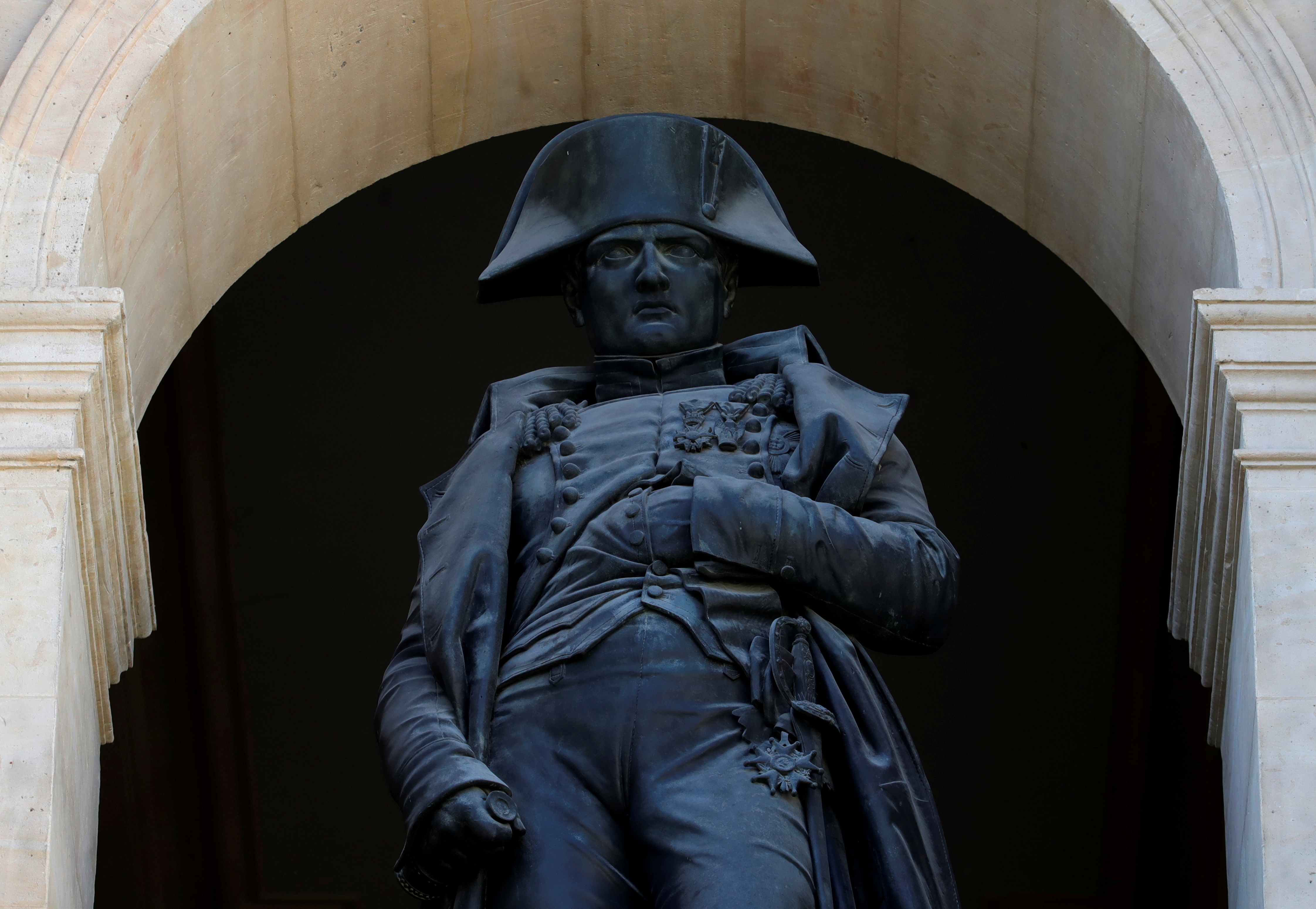 En París, el legado de Napoleón está a la vista. La estatua realizada por el escultor Emile Seurre, fabricada con cañones de los ejércitos ruso y austriaco, capturados en 1805, está ubicada en el patio del Hotel de los Inválidos (REUTERS/Sarah Meyssonnier/File Photo)