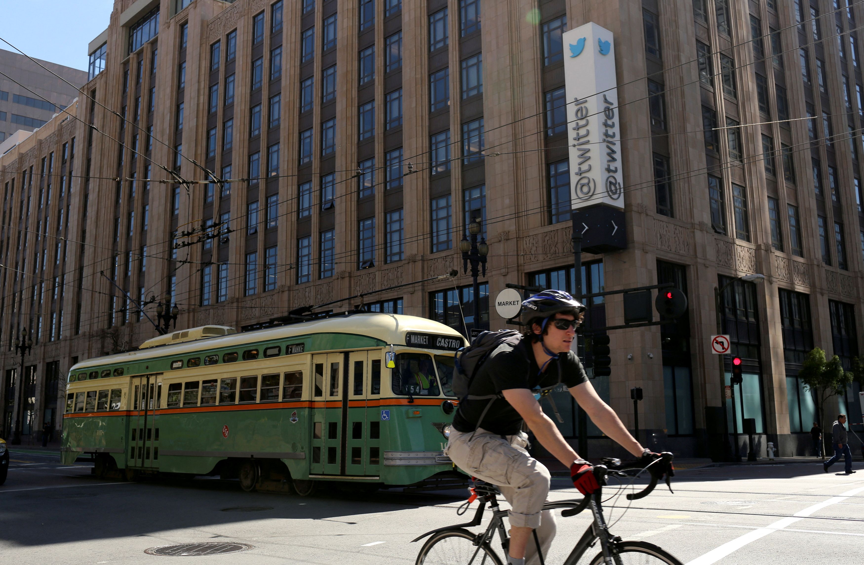 Foto de archivo: Un tranvía antiguo pasa por delante de la sede de Twitter en Market Street en San Francisco (REUTERS/Robert Galbraith)