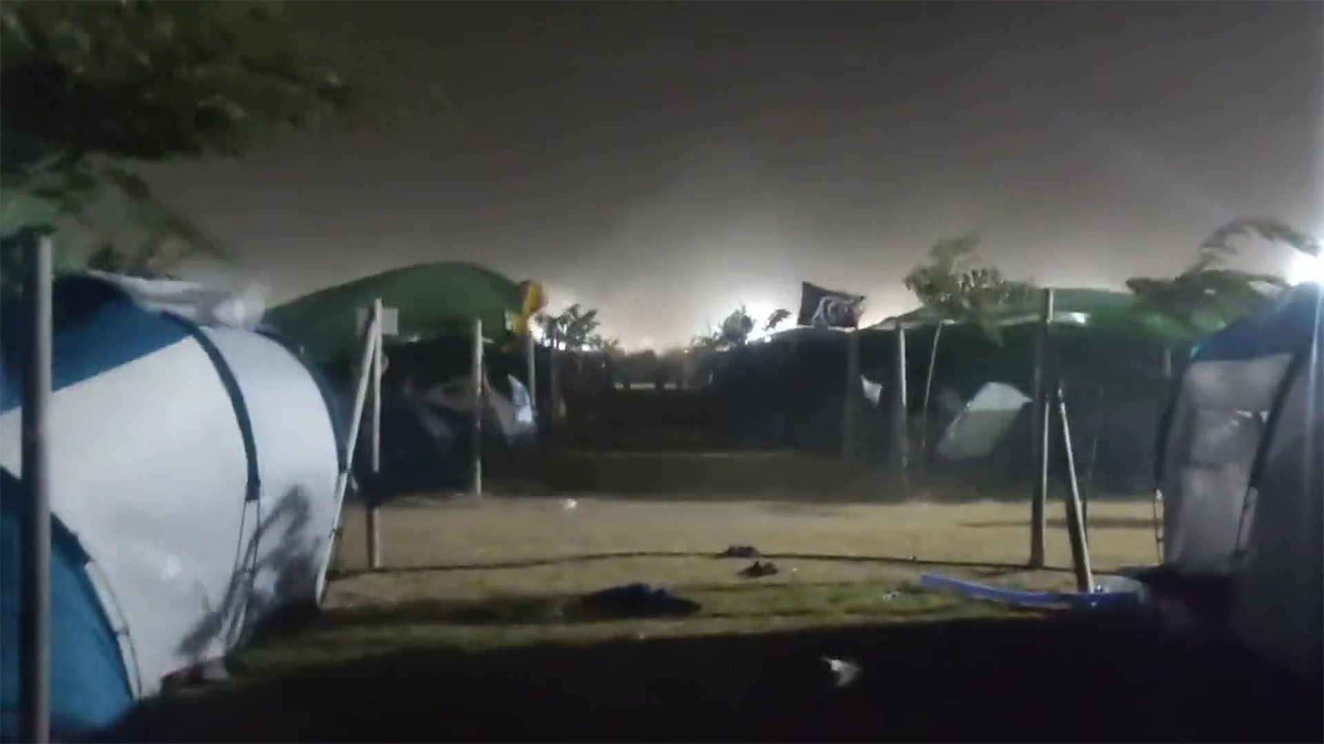 Ráfagas de viento derribaron varias estructuras durante un festival en Cullera, España: hay al menos un muerto y 40 heridos