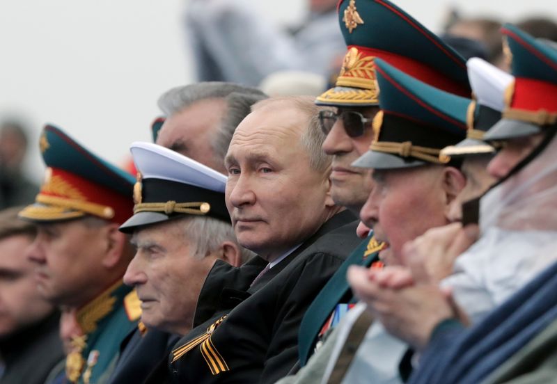 El presidente ruso, Vladímir Putin, asiste a un desfile militar el 9 de mayo de 2021, en Moscú. Analistas creen que su verdadero objetivo era la conquistas del este ucraniano (Reuters)