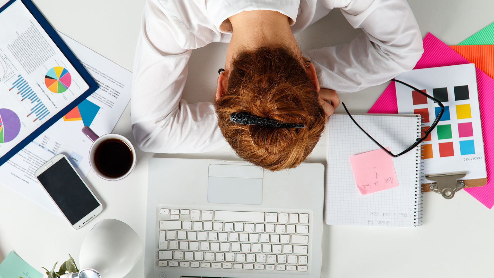Las mujeres están más agotadas, apáticas y presentan mayores niveles de ansiedad, somatizaciones y depresión que los hombres (Shutterstock)
