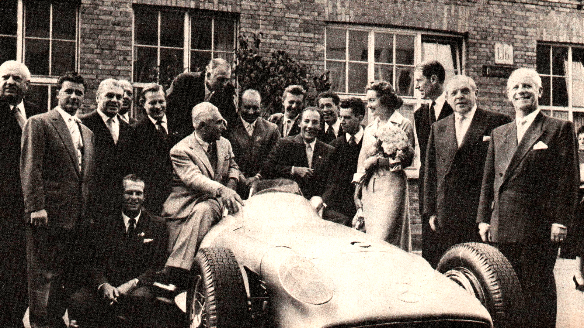 El equipo Mercedes a pleno en 1955. A la izquierda de Fangio, uno de sus compañeros, Sir Stirling Moss (Archivo CORSA).