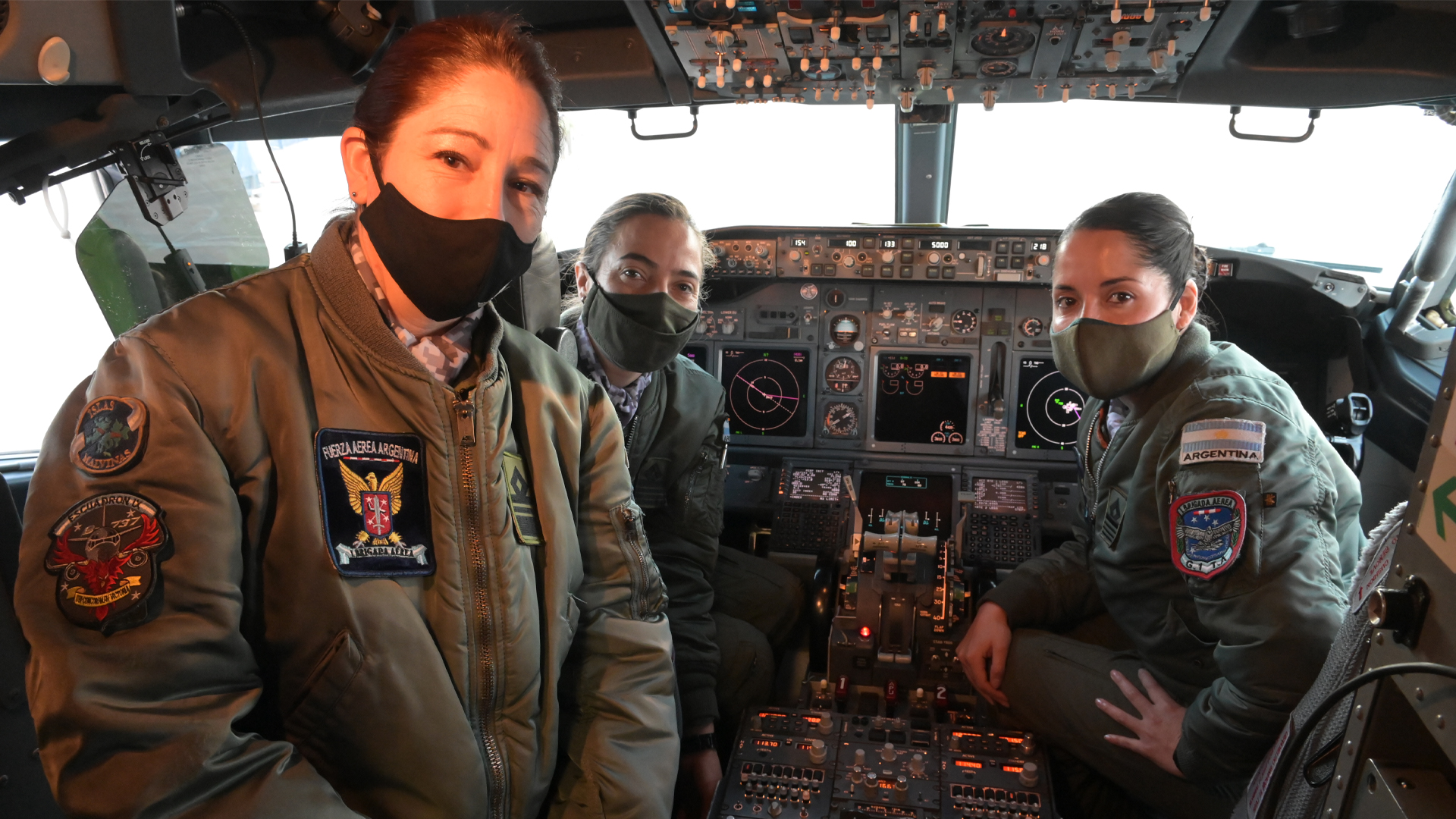 Débora Pontecorvo, Analía Amaral y Vanesa Farías son parte de un nuevo escuadrón de la Fuerza Aérea y hacen historia. Foto: Fernando Calzada.