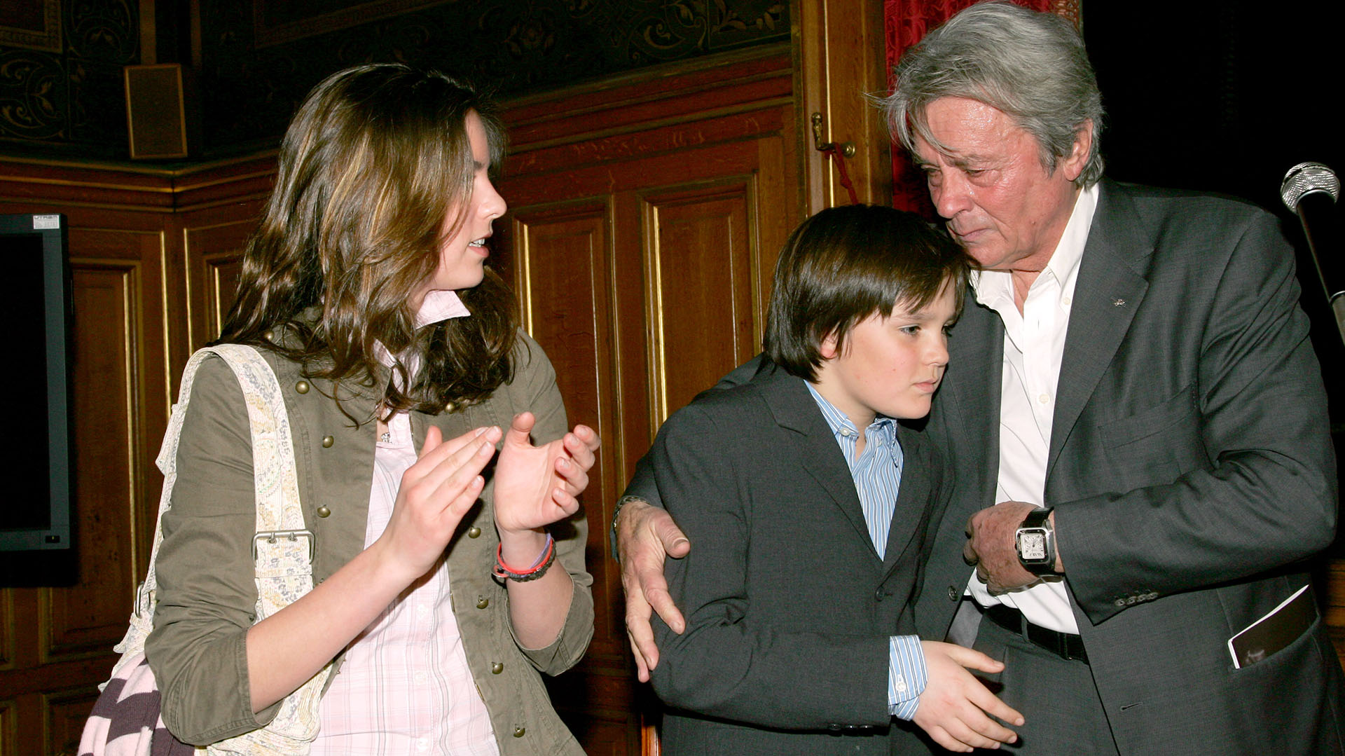 Delon con dos de sus hijos, Anouchka y Alain Fabien (Bertrand Rindoff Petroff/Getty Images)