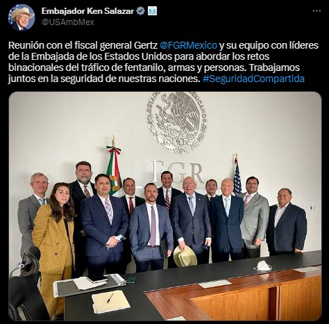The ambassador shared a photograph of the meeting (Twitter/@USAmbMex)