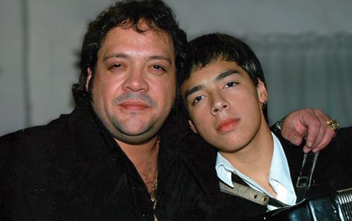 El recordado cantante Leo Mattioli junto a su hijo Nicolás, quien solía acompañarlo a sus shows