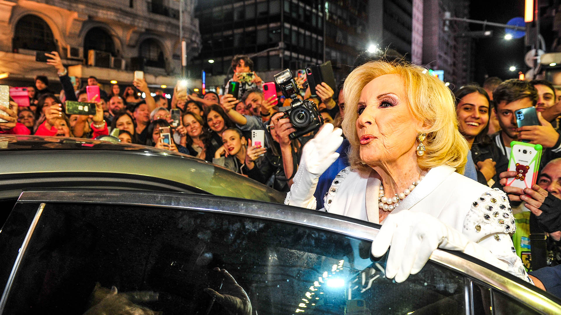 Mirtha Legrand recibi&oacute; el cari&ntilde;o de la gente durante su visita al teatro para ver Toc Toc (RS Fotos)