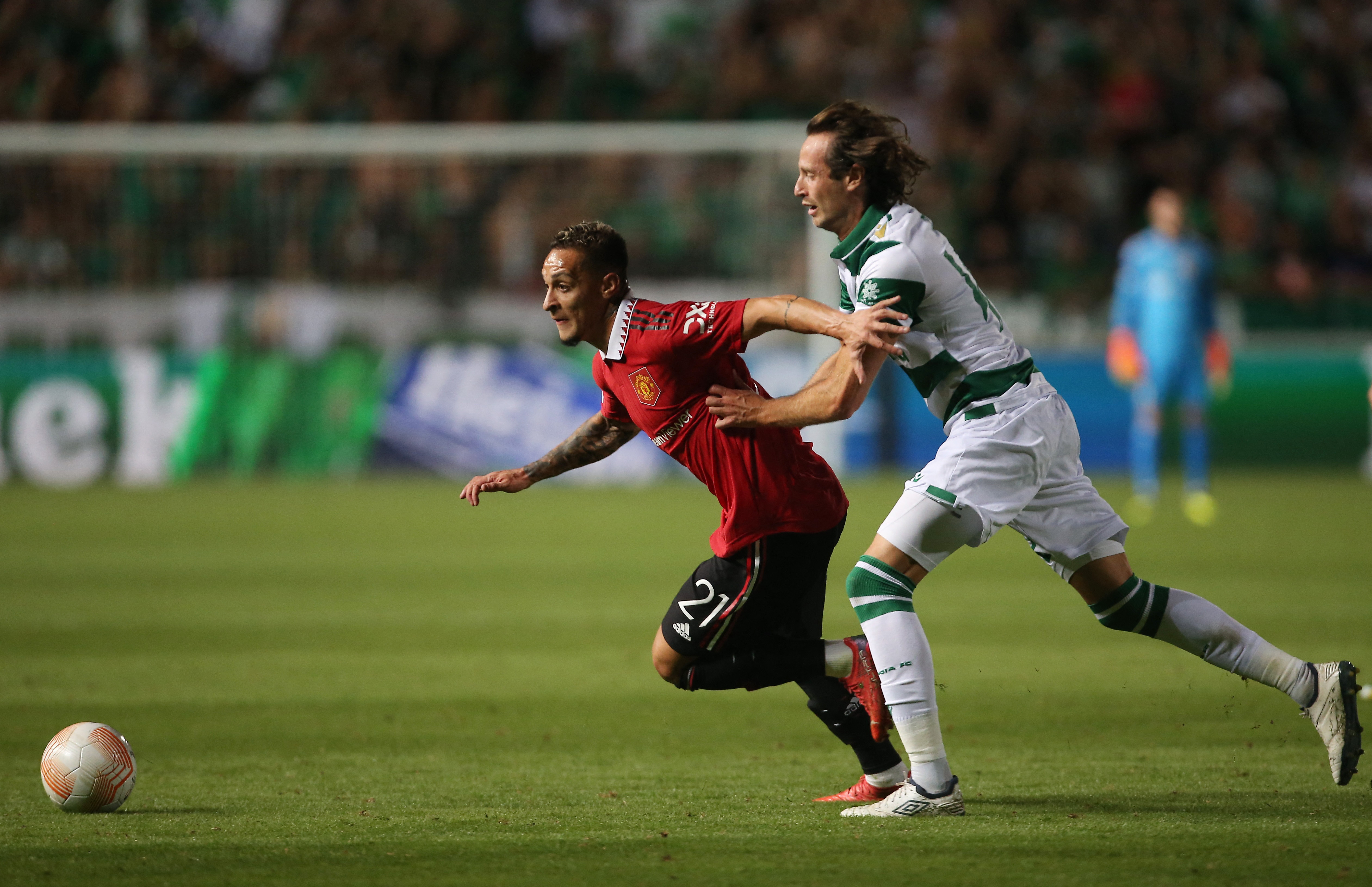 Antony superando a futbolista de Omonia Nicosia. (Reuters)