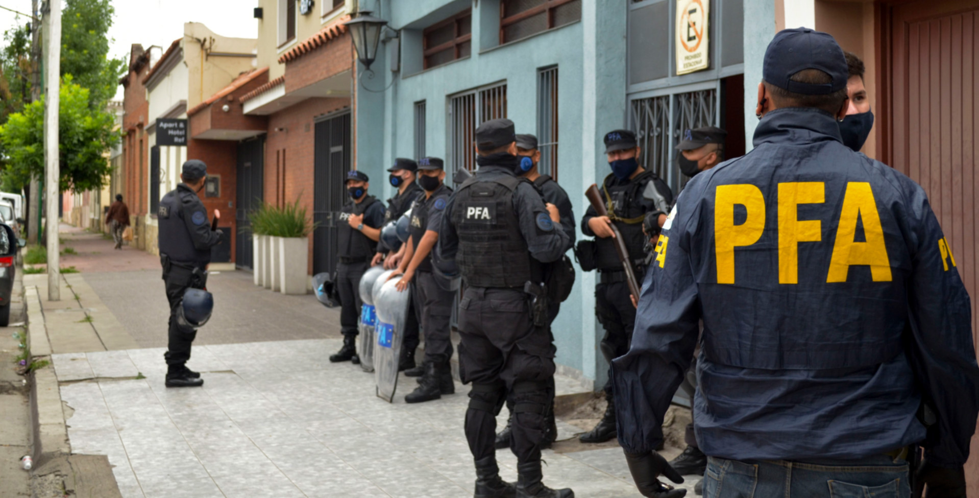 La Policía Federal Argentina con el apoyo de 250 efectivos de la Gendarmería Nacional lograron desbaratar a una organización criminal liderada por una mujer conocida como “La Tía Eva” (Télam)