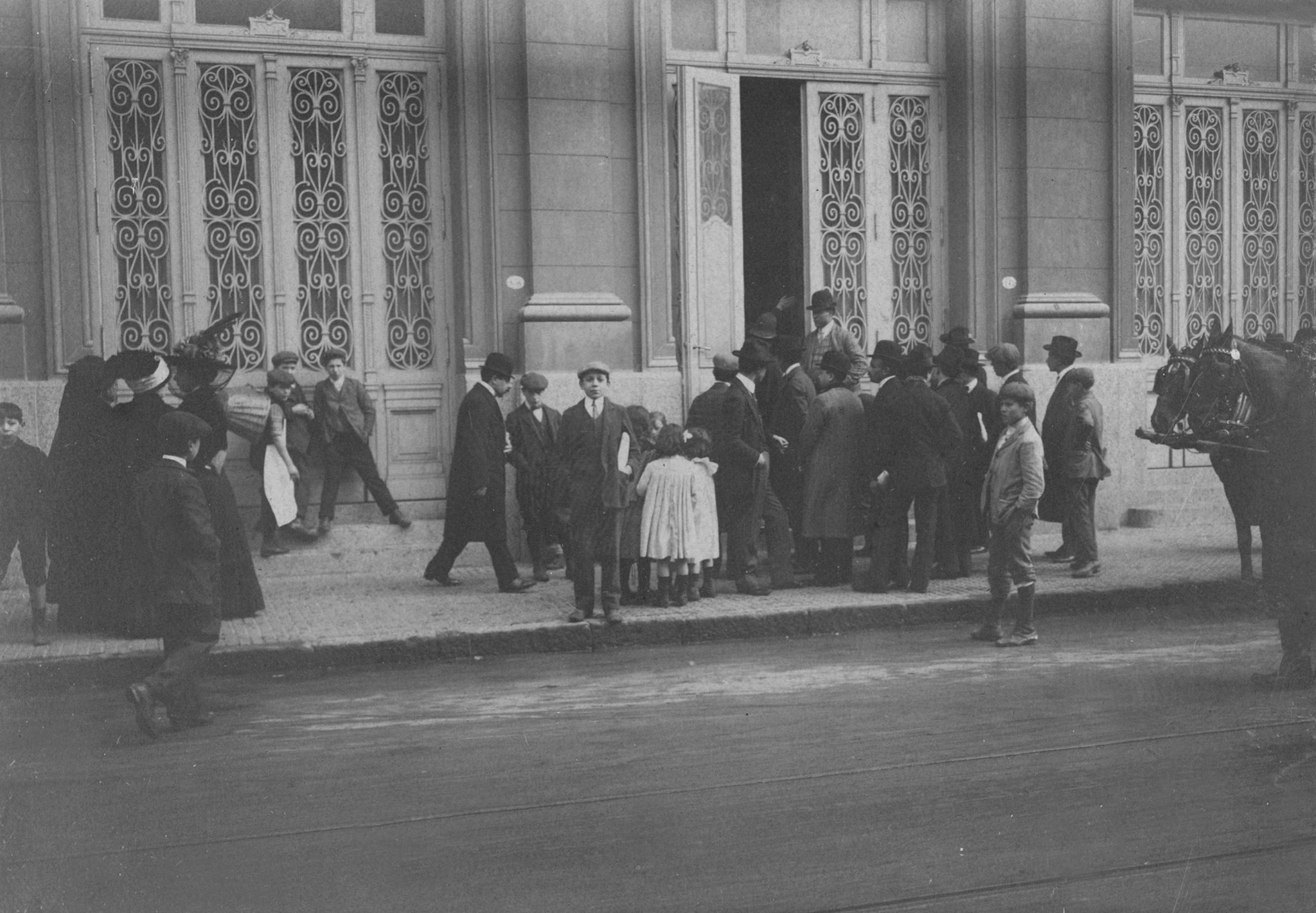 El frente del Teatro Colón lleno de curiosos en busca de conocer qué había ocurrido. Fotografía Archivo General de la Nación.