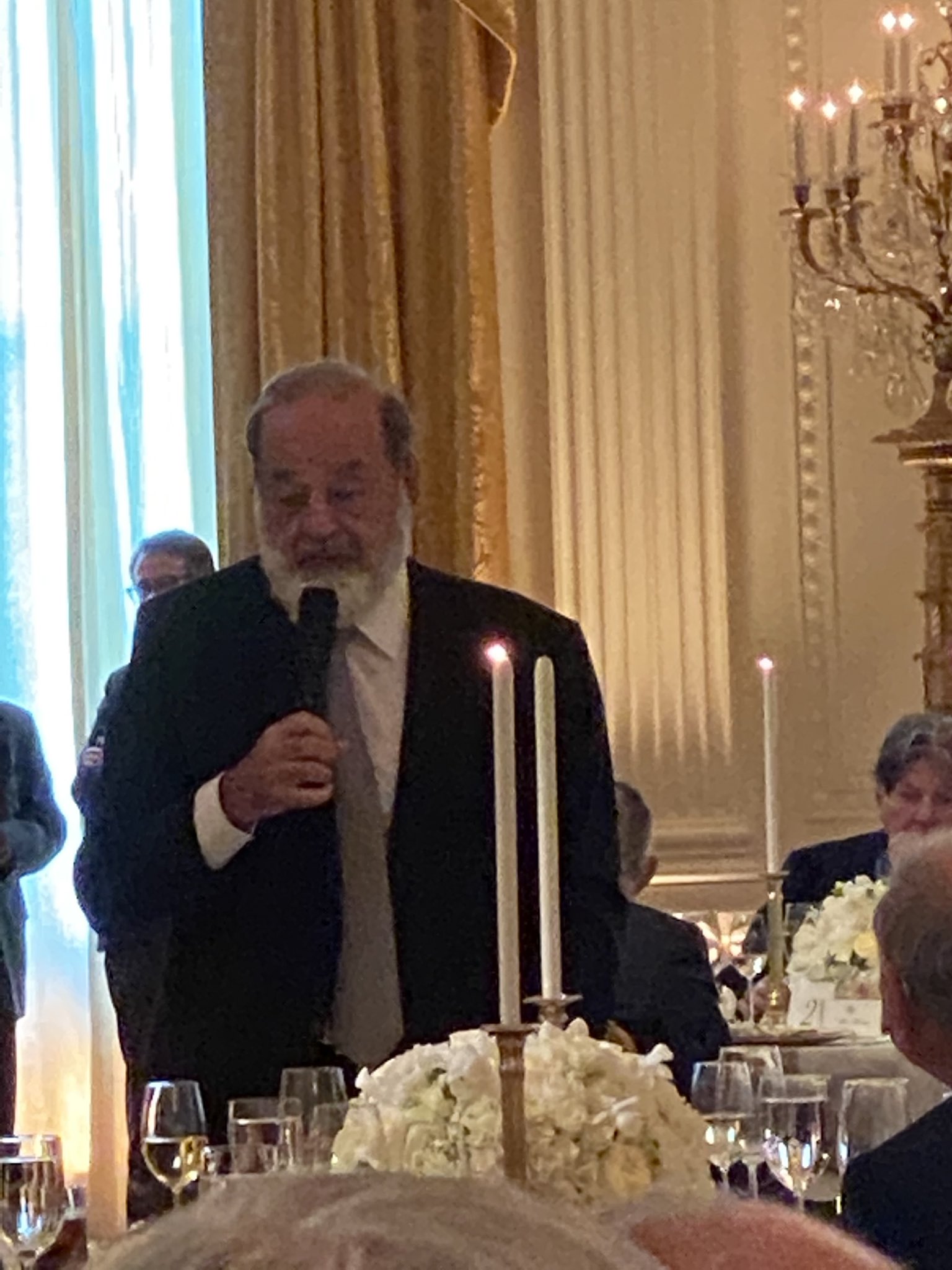 Carlos Slim tuvo turno al micrófono durante la cena (Foto: Twitter @PatyArmendariz)