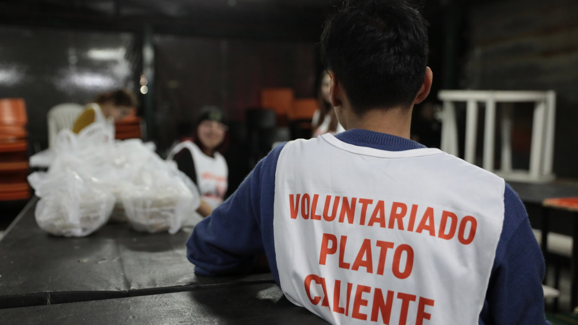 Plato caliente, el proyecto de estudiantes y docentes de la UBA que brinda comida nutritiva a personas en situaci&oacute;n de calle 