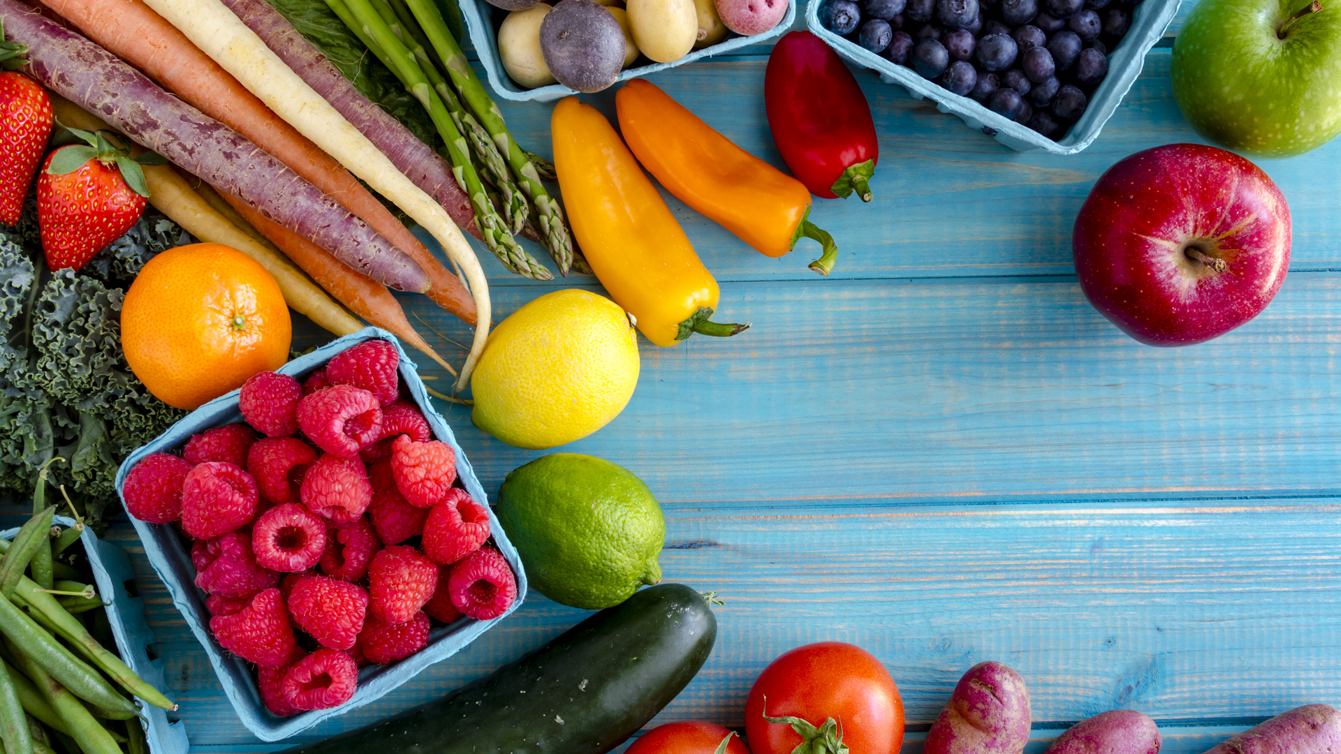 Las frutas y las verduras son los alimentos que más agua aportan. Se recomiendan al menos 5 porciones por día. Pero el precio alto es una dificultad para el acceso (iStock)