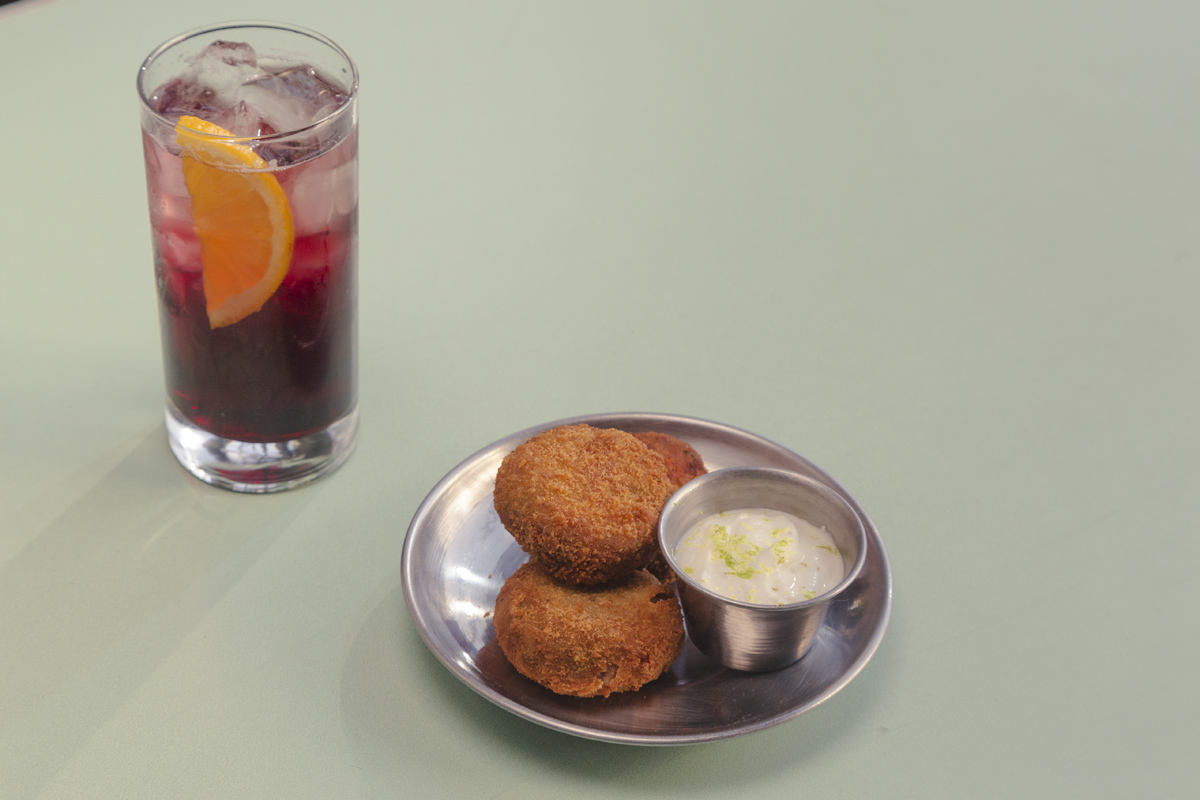 Cada restaurante y bar ofrecerá sus reversiones de las famosas tapas, pinchos o montaditos de las distintas regiones y ciudades de España