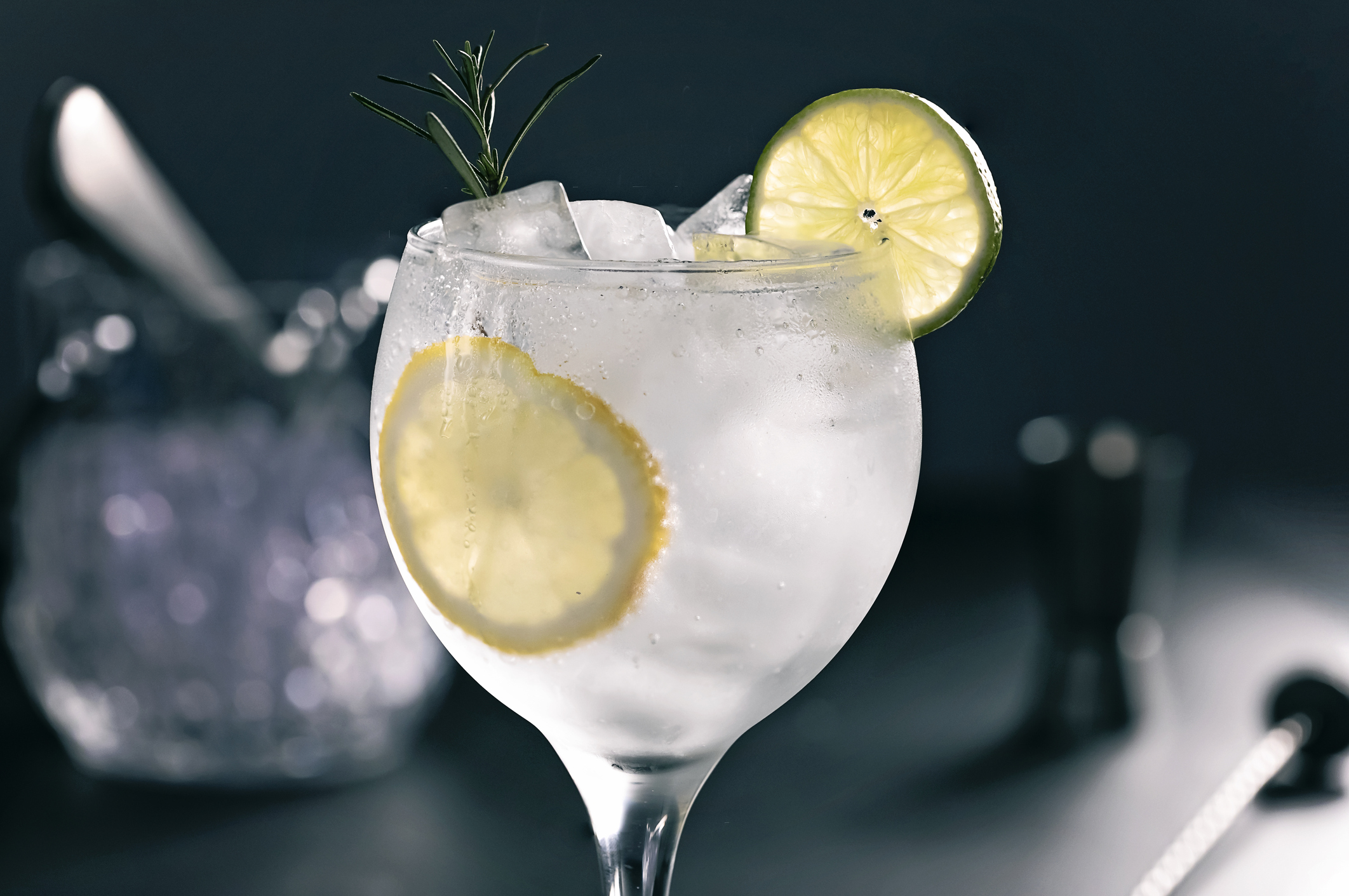 "Es una bebida fresca y tiene su estacionalidad en la temporada estival", dijo Varea sobre el furor del gin tonic en verano (Getty)