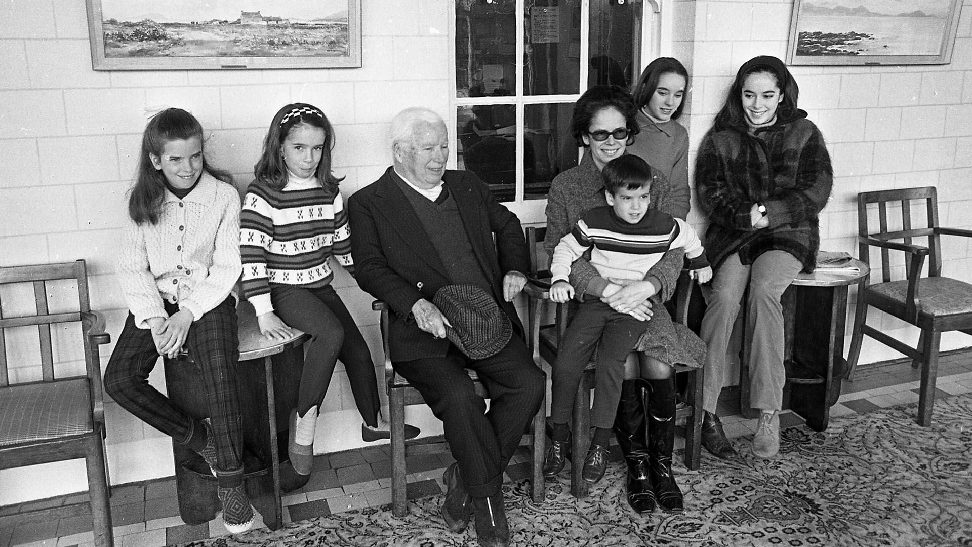 Chaplin y Oona durante unas vacaciones en familia en 1968 (Independent News and Media/Getty Images)