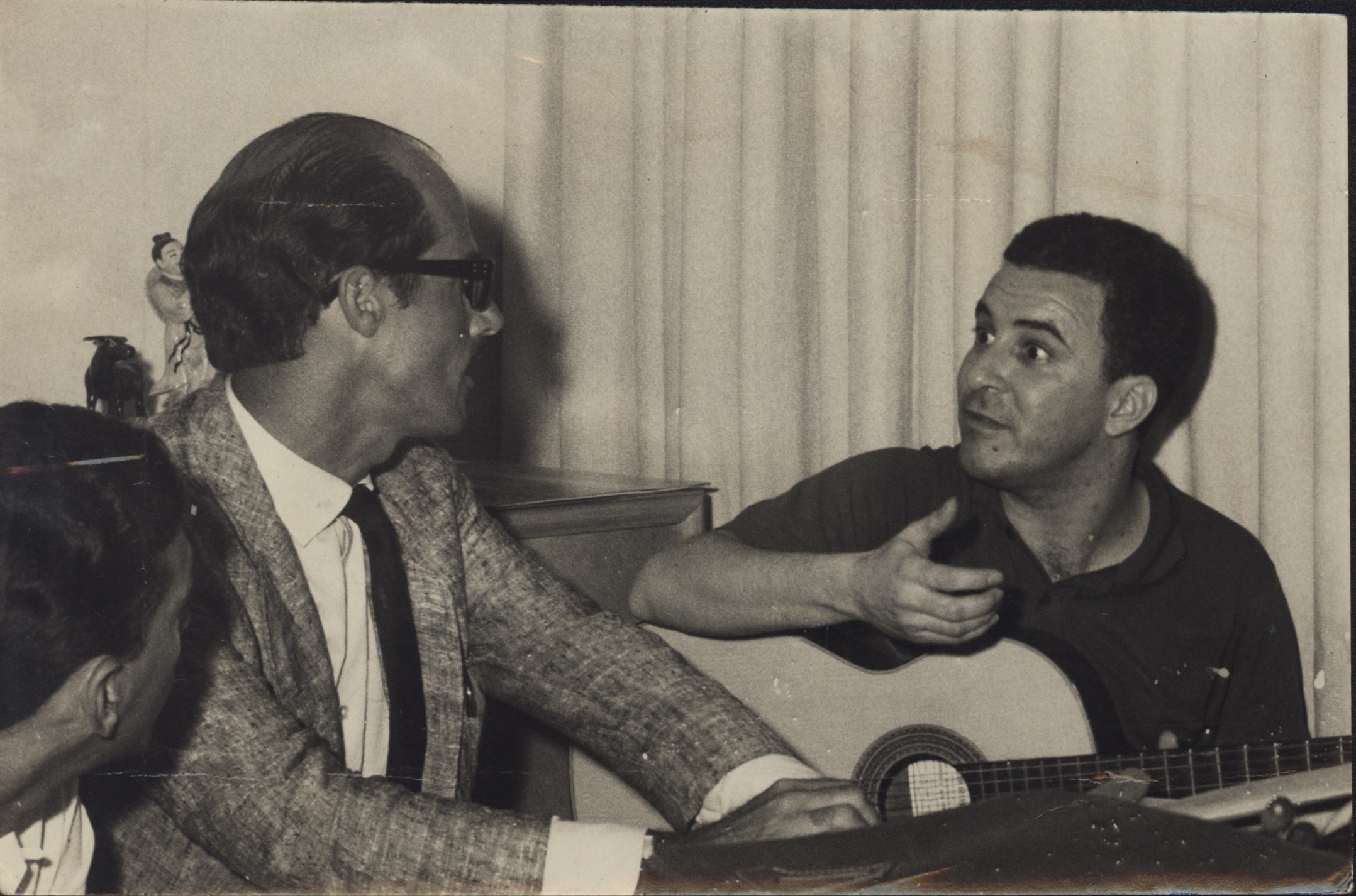     Joao Gilberto (derecha) es un músico brasileño cerrado, extravagante y perfeccionista.  Foto: Archivo EFE/Carlos Coqueijo