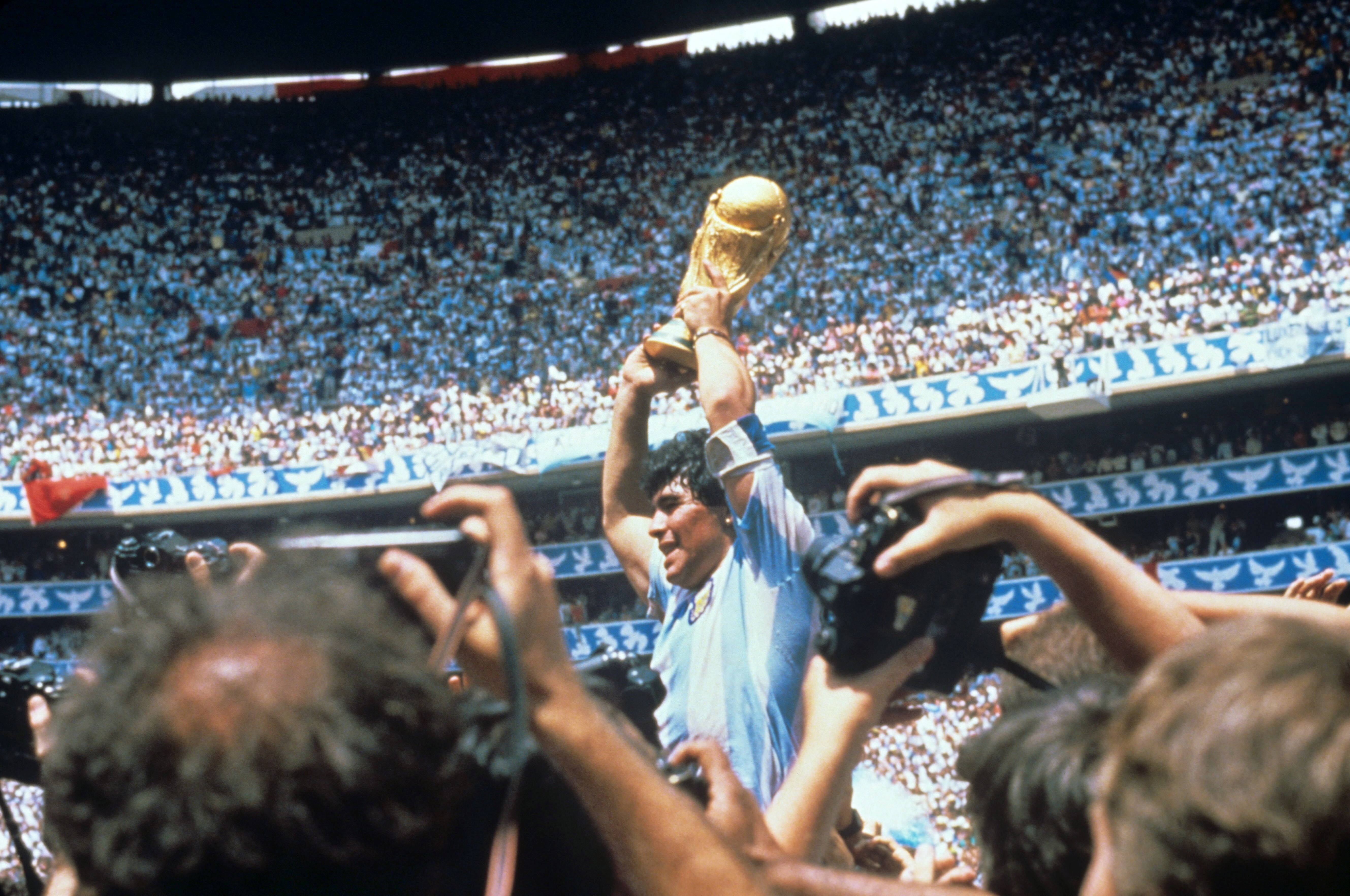 Maradona alza el trofeo en 1986 con la indumentaria tradicional (EFE/Ra Archivo)
