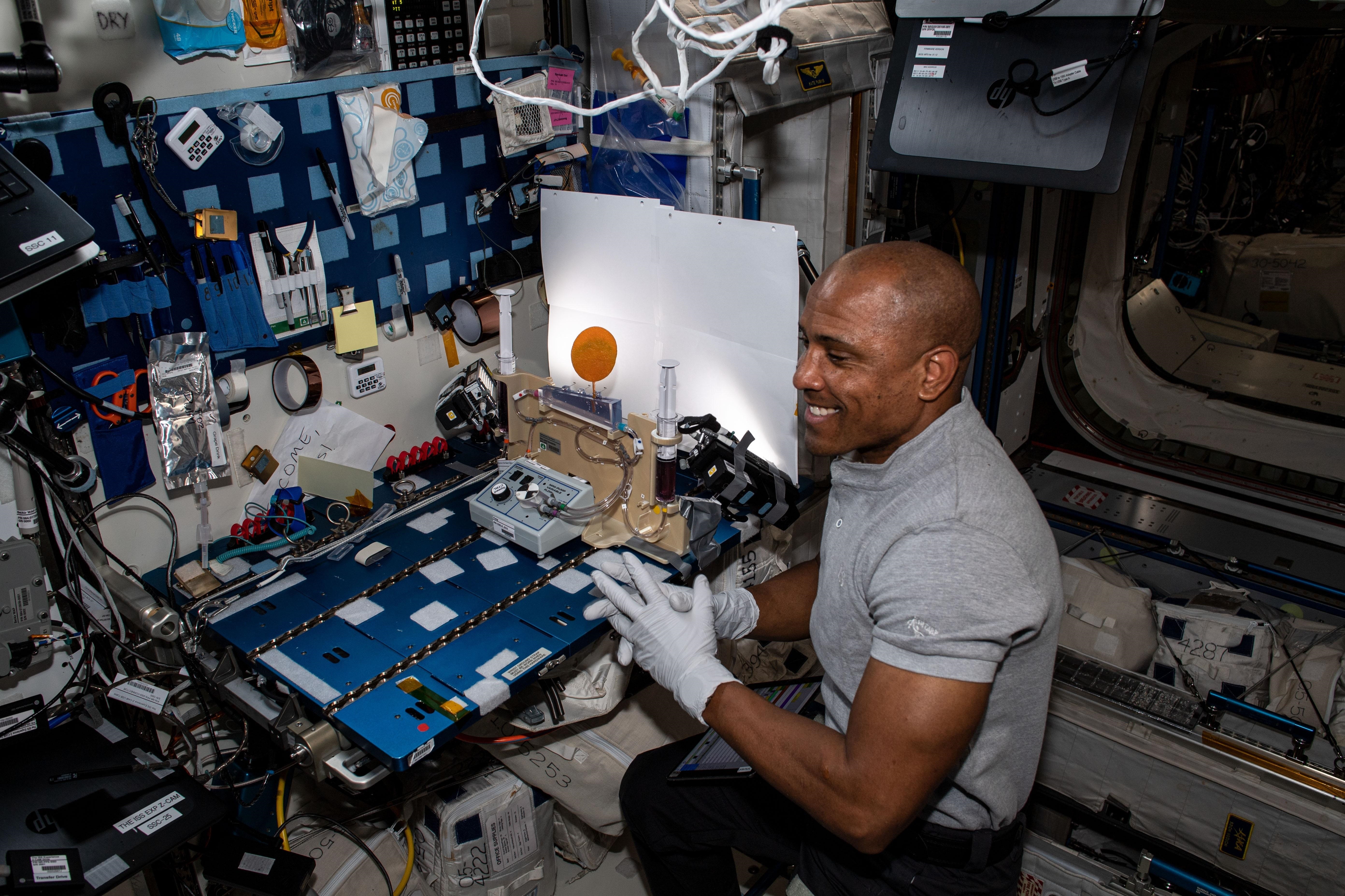 Fotografía cedida por la NASA donde aparece el astronauta estadounidense Victor Glover, de la tripulación de la llamada SpaceX 