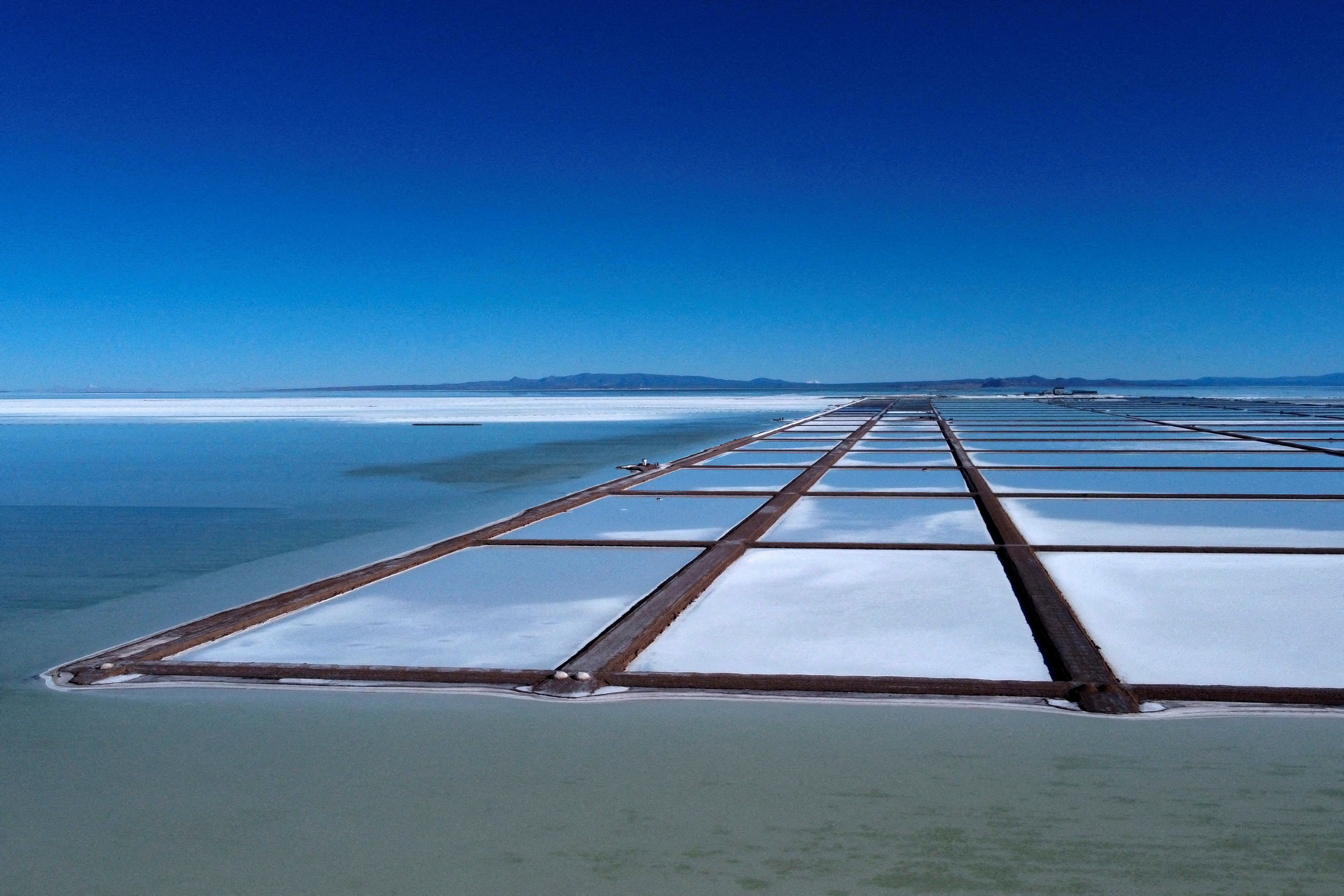 Piletas de evaporación para la extracción de litio en el Salar de Uyuni, Bolivia (REUTERS/Claudia Morales/Archivo)