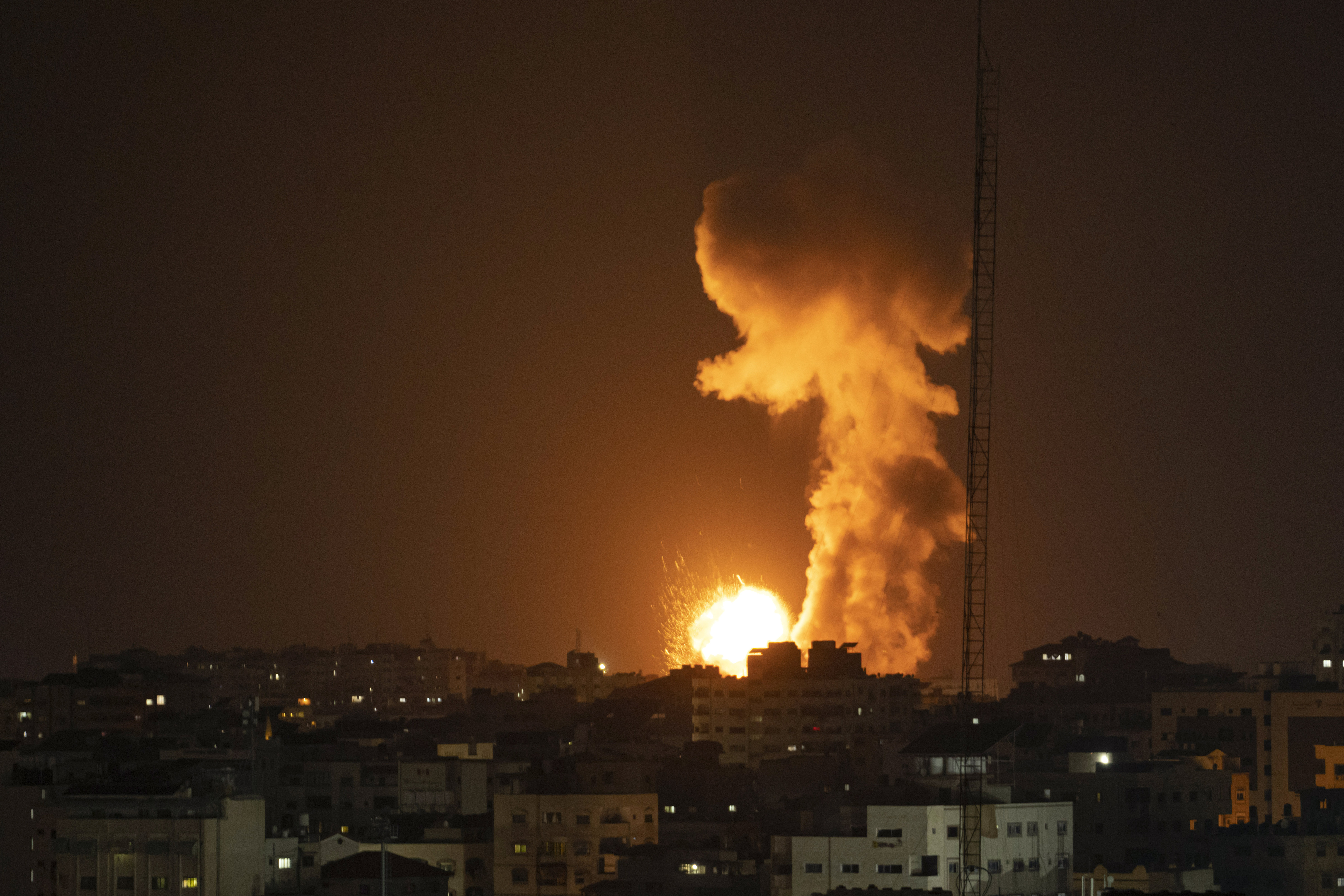 Humo y fuego se elevan tras un ataque aéreo israelí en el norte de la Franja de Gaza, la noche del martes 2 de mayo de 2023. (AP Foto/Fatima Shbair)
