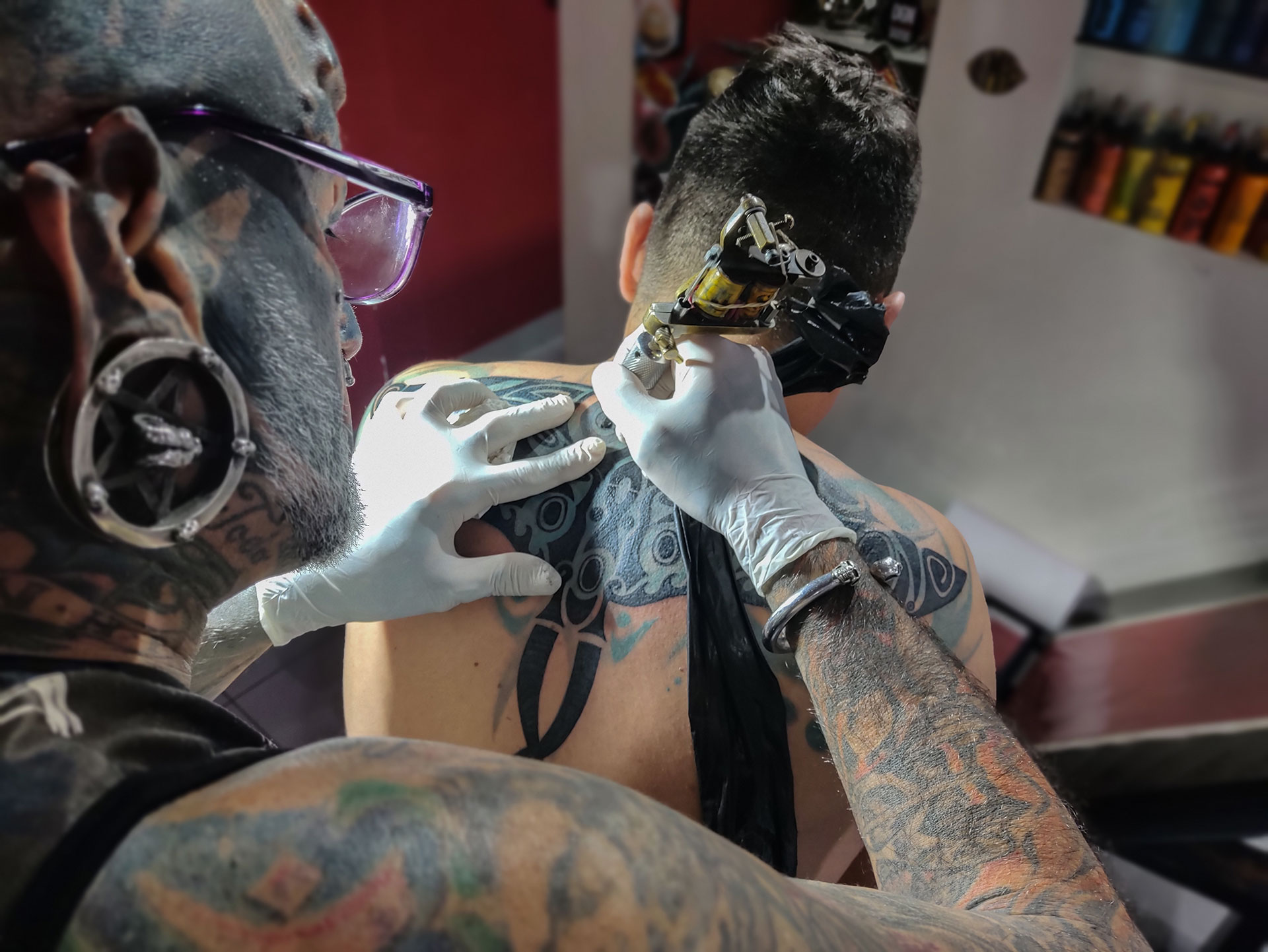 En plena obra: Víctor realizando un diseño en la espalda de un cliente brasileño que llegó para taparse un viejo tatuaje que ya no le gusta. Foto: Matías Arbotto
