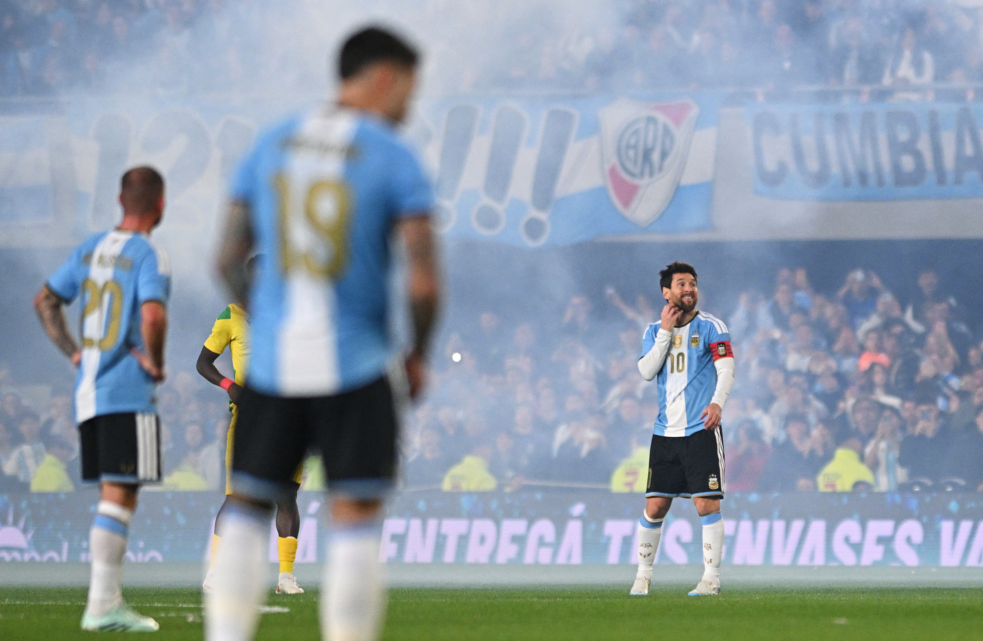 El homenaje a Messi a los 10 minutos de su &uacute;ltimo partido con la selecci&oacute;n argentina: el gesto de los jugadores de Ben&iacute;n