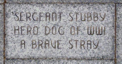 Placa de Stubby en el Camino de Honor del Memorial de la Libertad en Kansas City. (Wikipedia Commons)