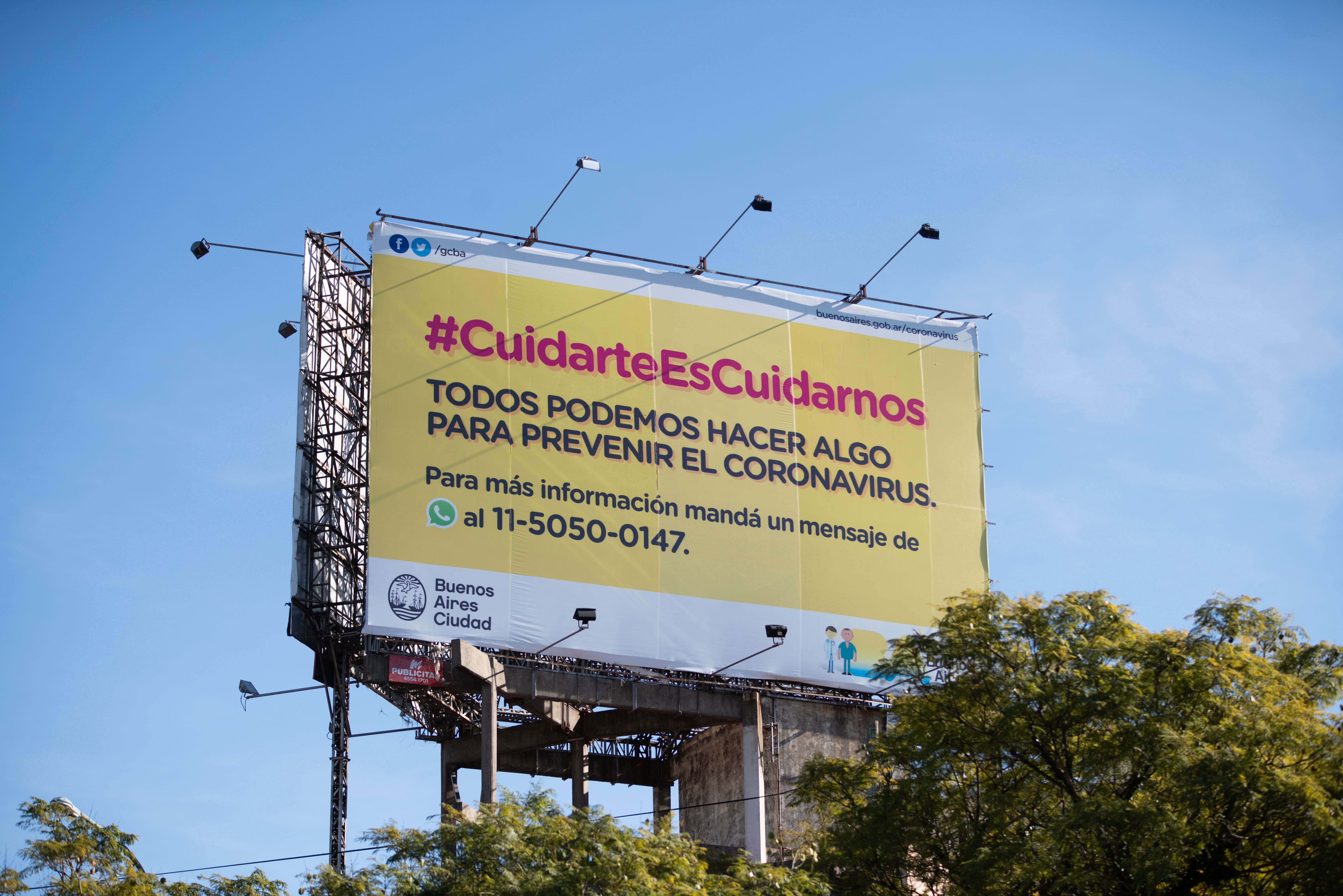 En la vía pública, los afiches para la prevención de la COVID-19 destacan por sobre el resto de los anuncios.