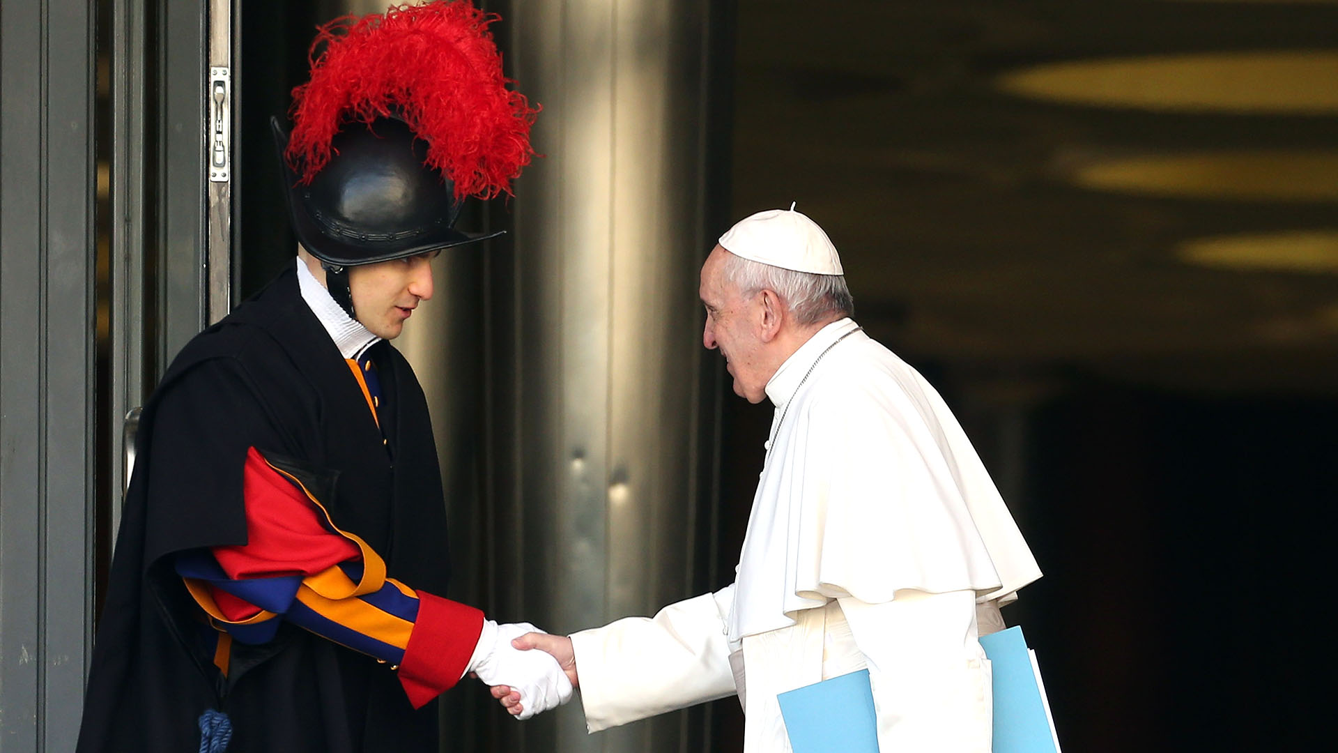 El papa Francisco saluda a un miembro de la Guardia Suiza, encargados de su custodia personal (Franco Origlia/Getty Images)