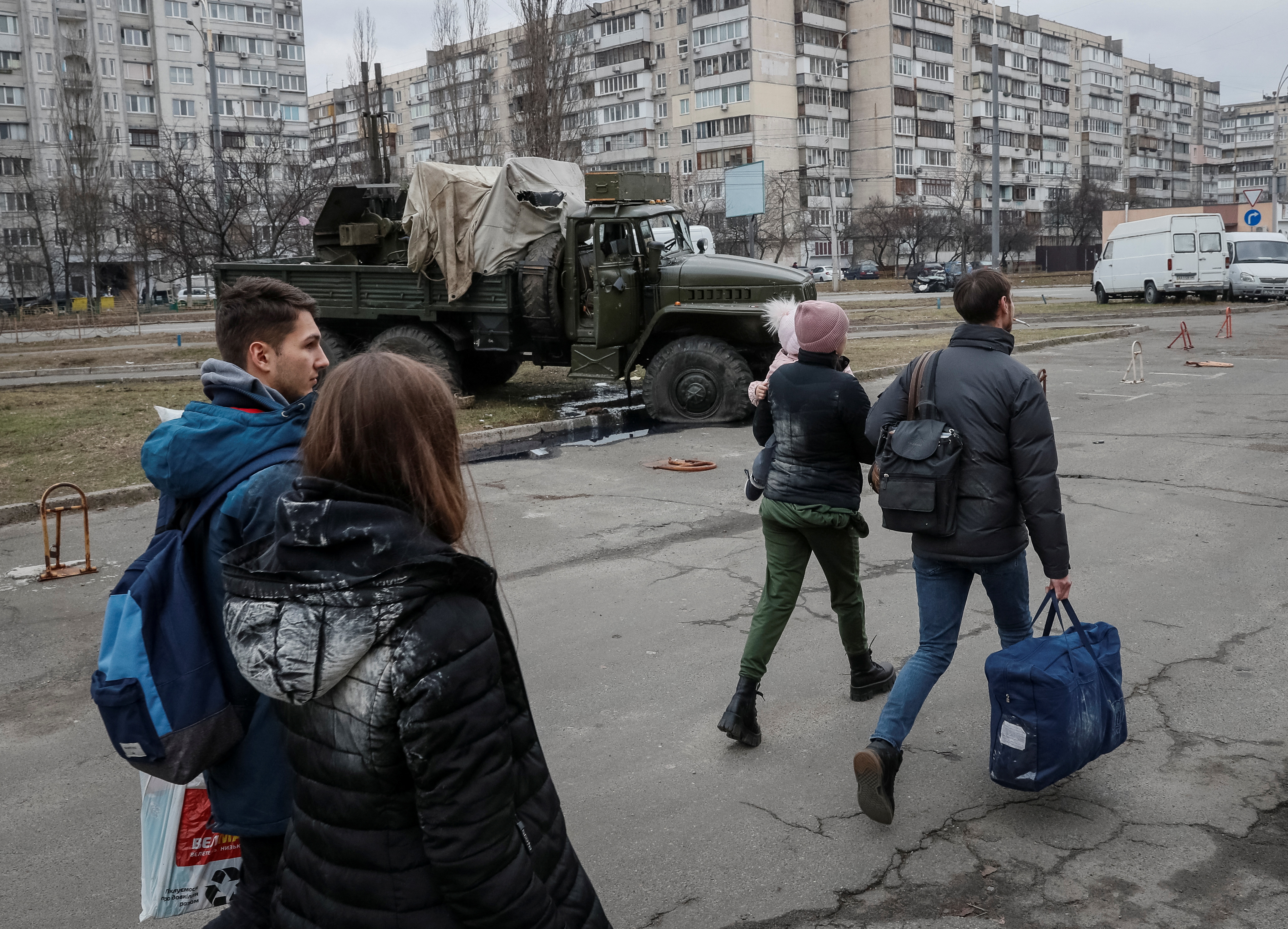 La gente abandona Kiev después de que Rusia lanzara una operación militar masiva contra Ucrania, en Kiev, Ucrania, el 25 de febrero de 2022. (REUTERS/Gleb Garanich)