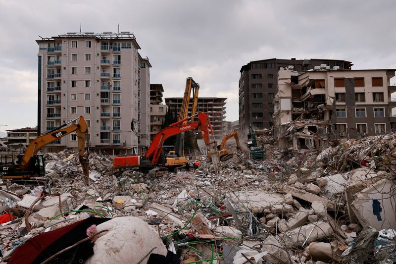 Trabajadores limpian los escombros de un edificio derrumbado después de un terremoto mortal en Antakya, provincia de Hatay, Turquía, el 21 de febrero de 2023. REUTERS/Thaier Al-Sudani/Archivo