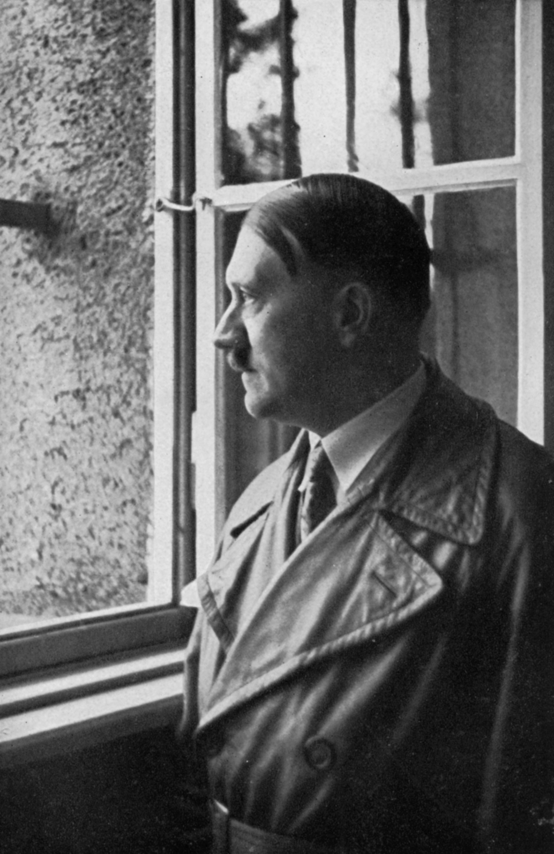 Adolf Hitler mira por la ventana de su celda en 1934, cuando fue a visitar la prisión de Langsberg, donde había estado preso diez años antes (Photo by The Print Collector/Print Collector/Getty Images)